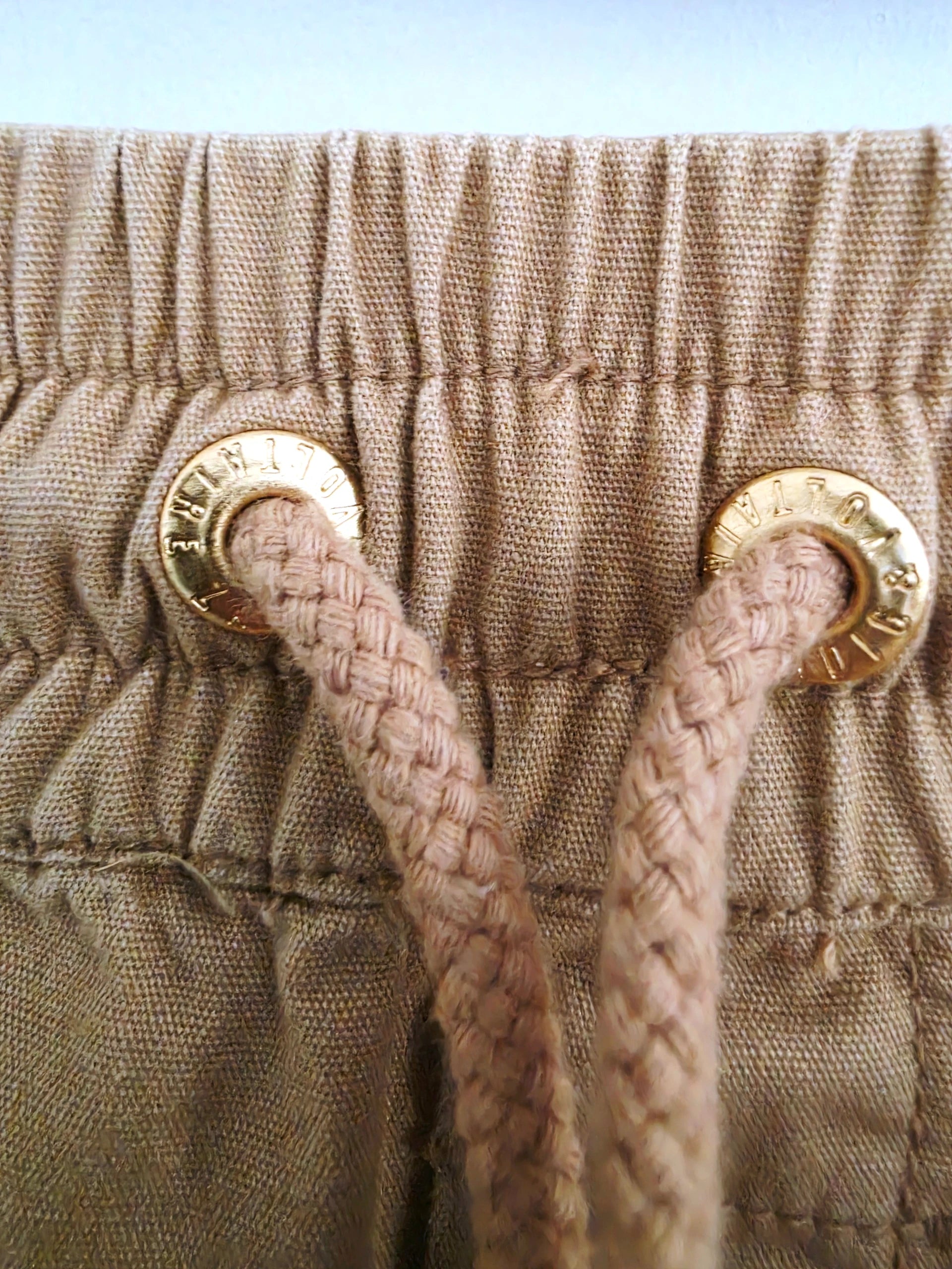 Short beige à bandes latérales