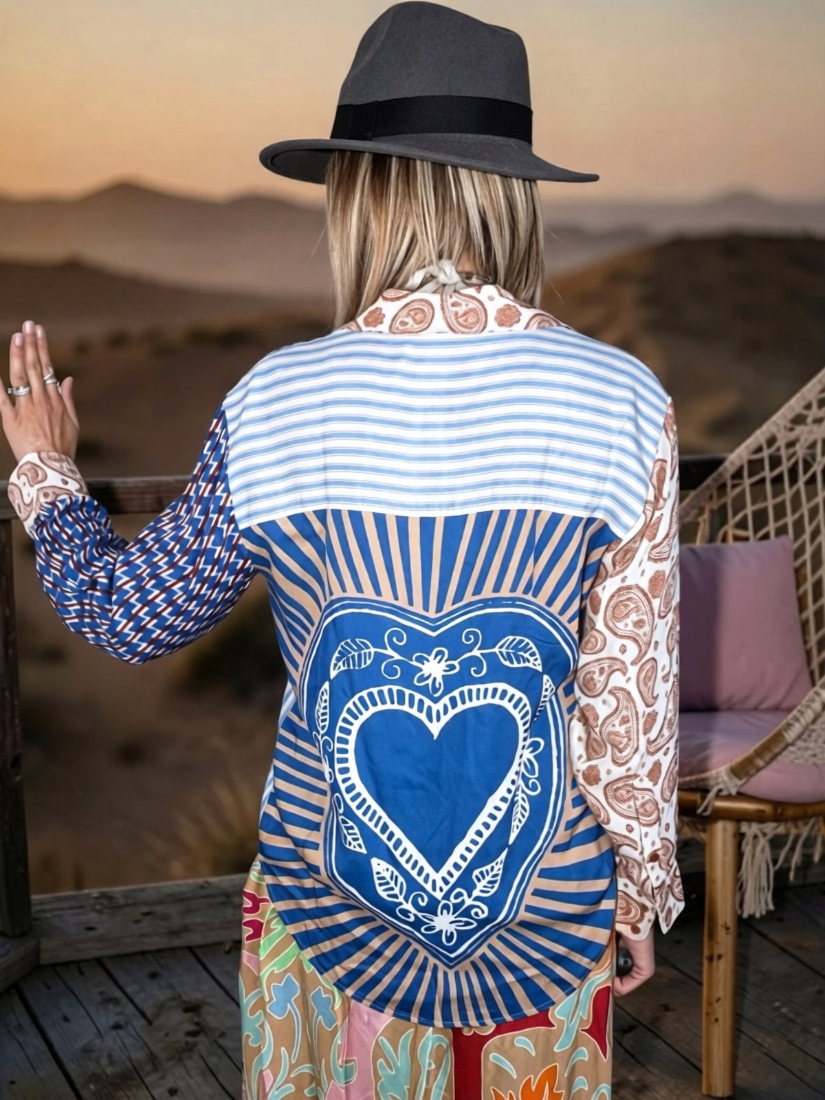 Chemise beige à imprimé et inscriptions