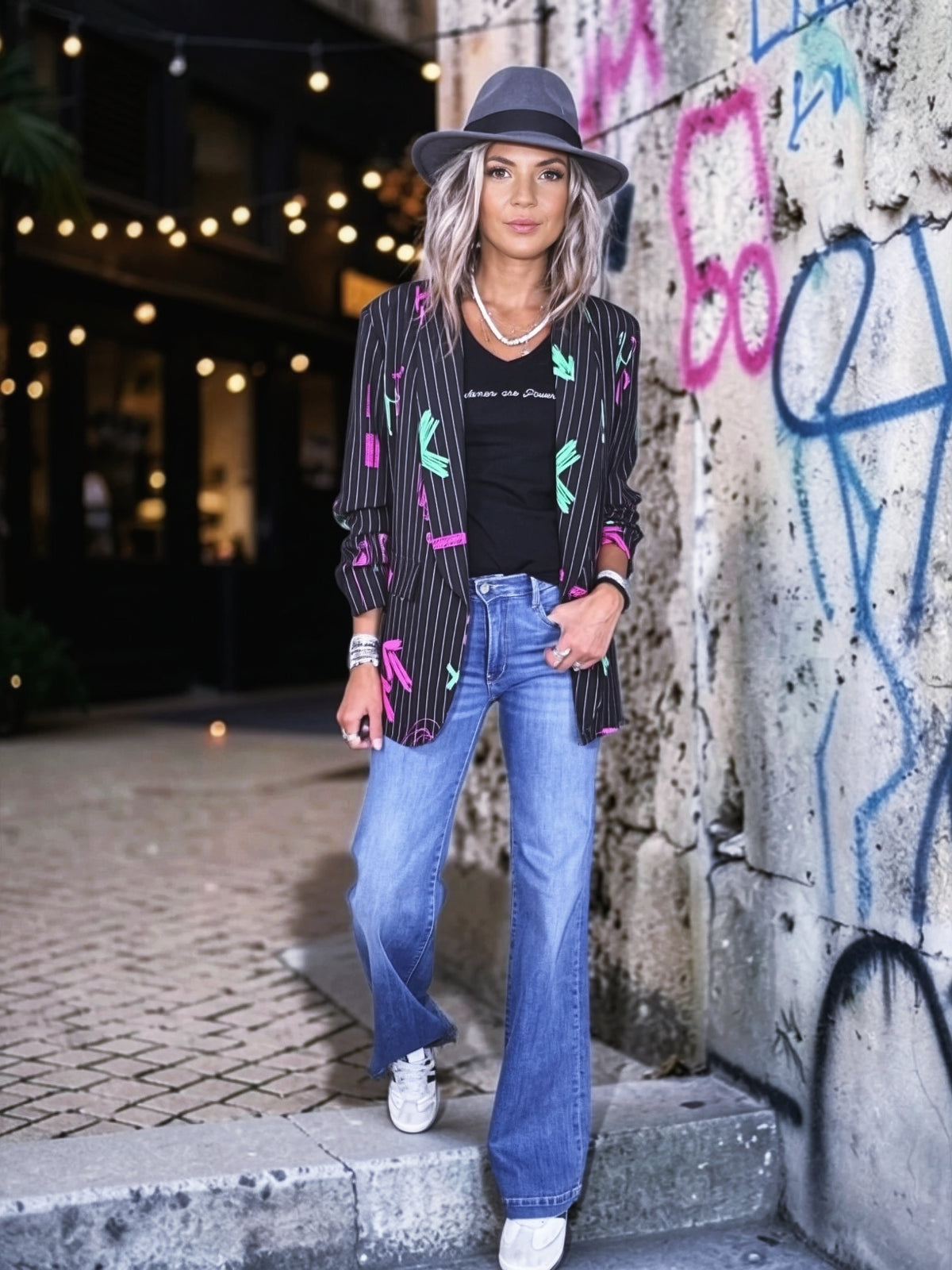 Blazer noir à tags fluo