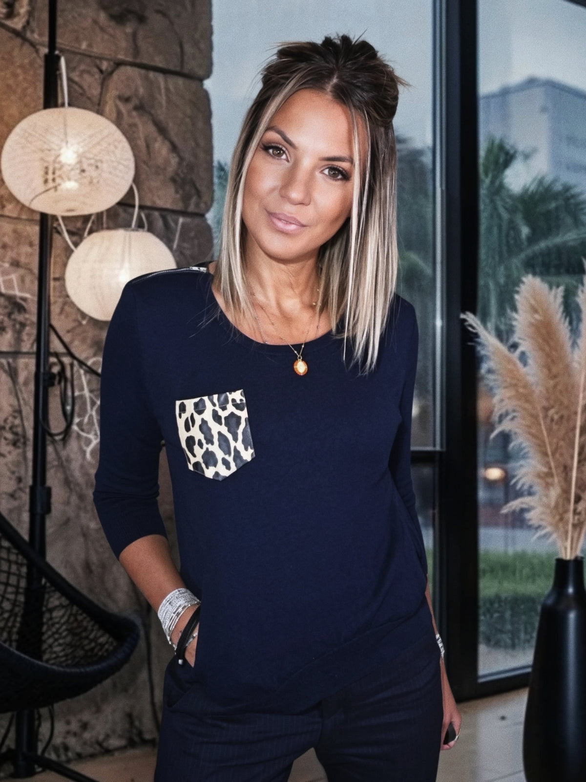 Pull bleu marine à poche léopard - 𝐌𝐚𝐫𝐢𝐧𝐚𝟒𝟒𝐟𝐚𝐦𝐢𝐥𝐲