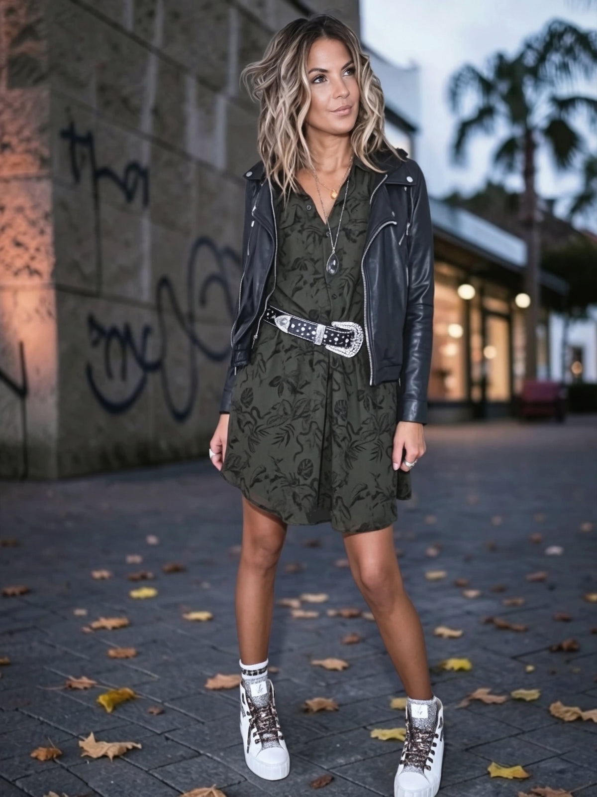 Ceinture noire à clous en strass rock - 𝐌𝐚𝐫𝐢𝐧𝐚𝟒𝟒𝐟𝐚𝐦𝐢𝐥𝐲