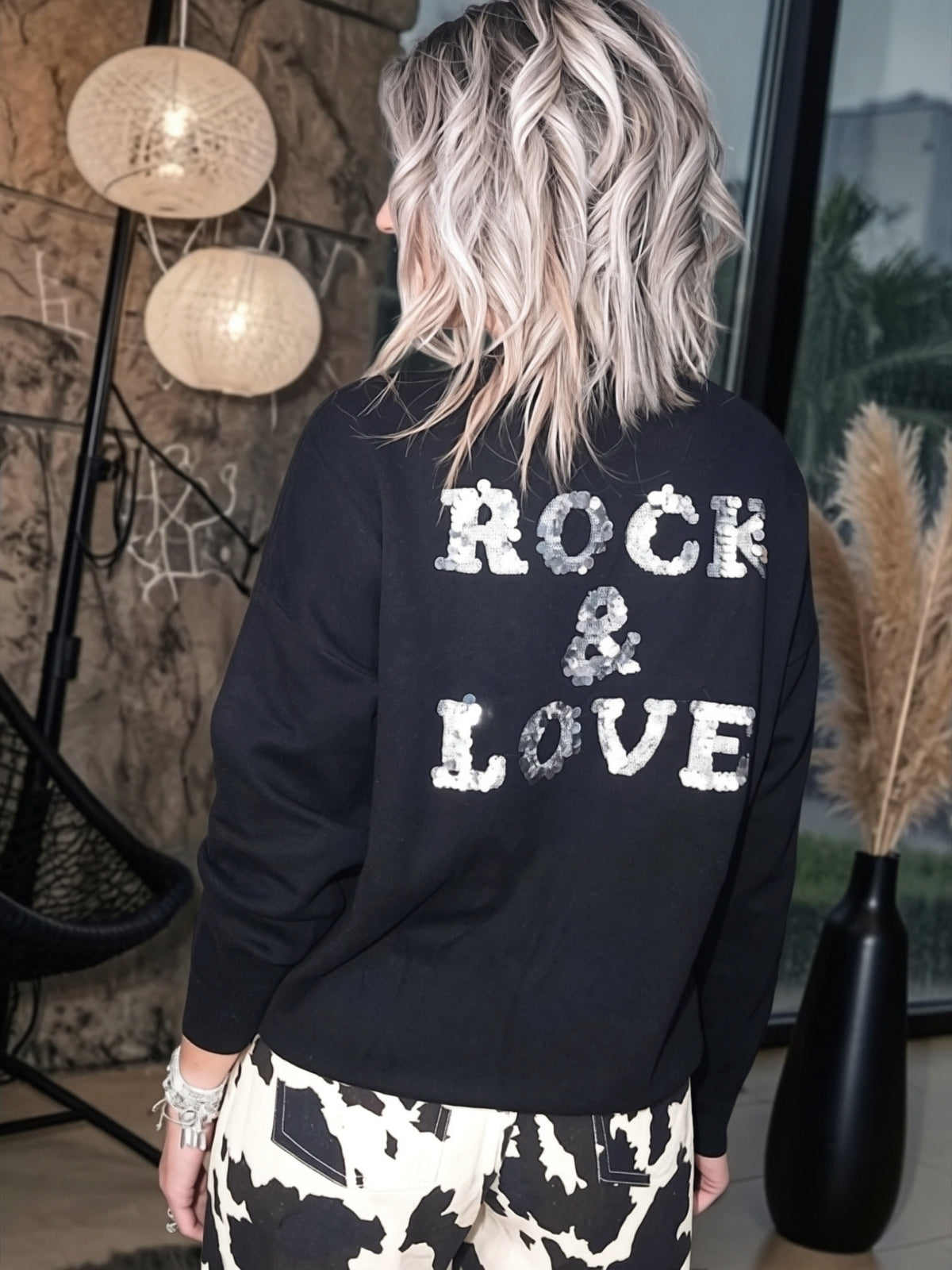 Pull noir à inscriptions au dos - 𝐌𝐚𝐫𝐢𝐧𝐚𝟒𝟒𝐟𝐚𝐦𝐢𝐥𝐲