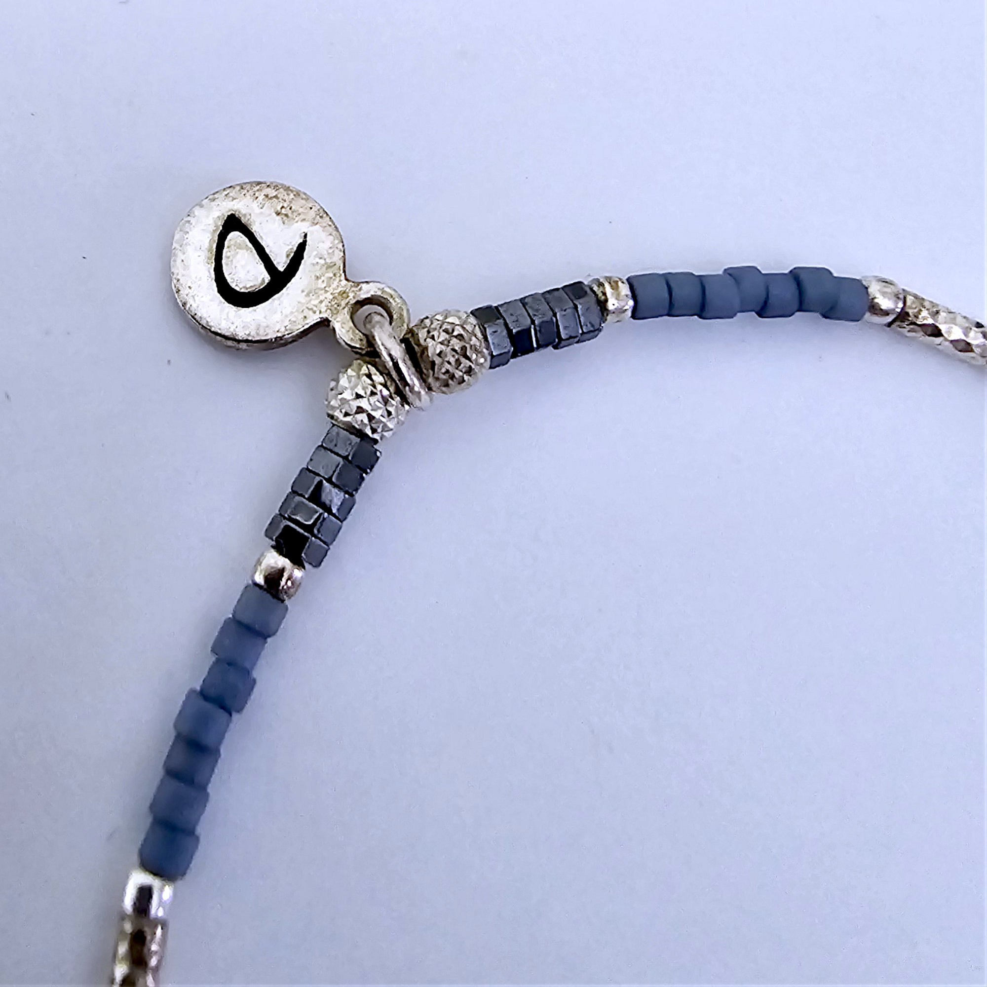 Bracelet pompon bleu DORIANE - 𝐌𝐚𝐫𝐢𝐧𝐚𝟒𝟒𝐟𝐚𝐦𝐢𝐥𝐲