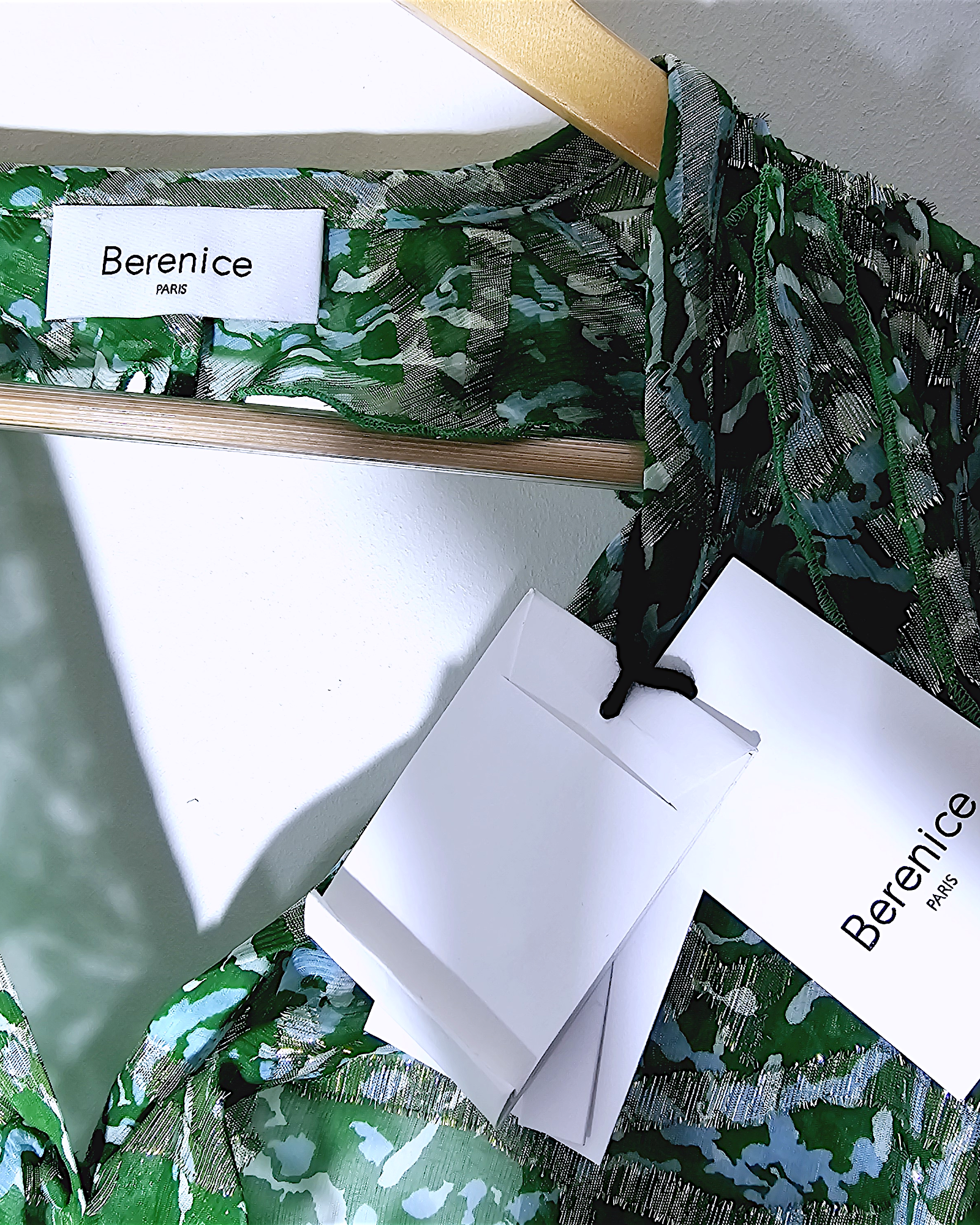Blouse verte en soie dos nu                 BERENICE - 𝐌𝐚𝐫𝐢𝐧𝐚𝟒𝟒𝐟𝐚𝐦𝐢𝐥𝐲