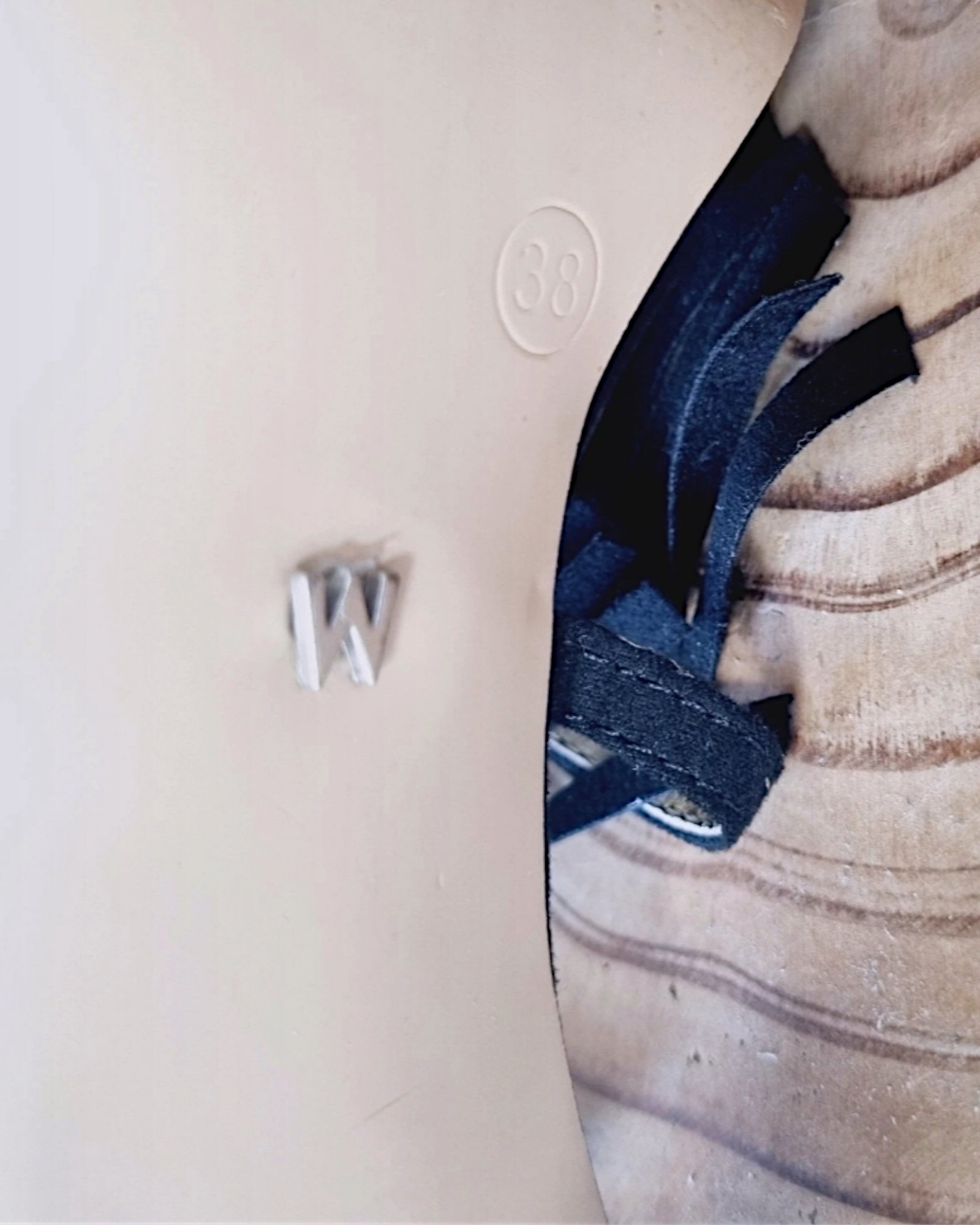 Sandales noires cuir à franges - 𝐌𝐚𝐫𝐢𝐧𝐚𝟒𝟒𝐟𝐚𝐦𝐢𝐥𝐲
