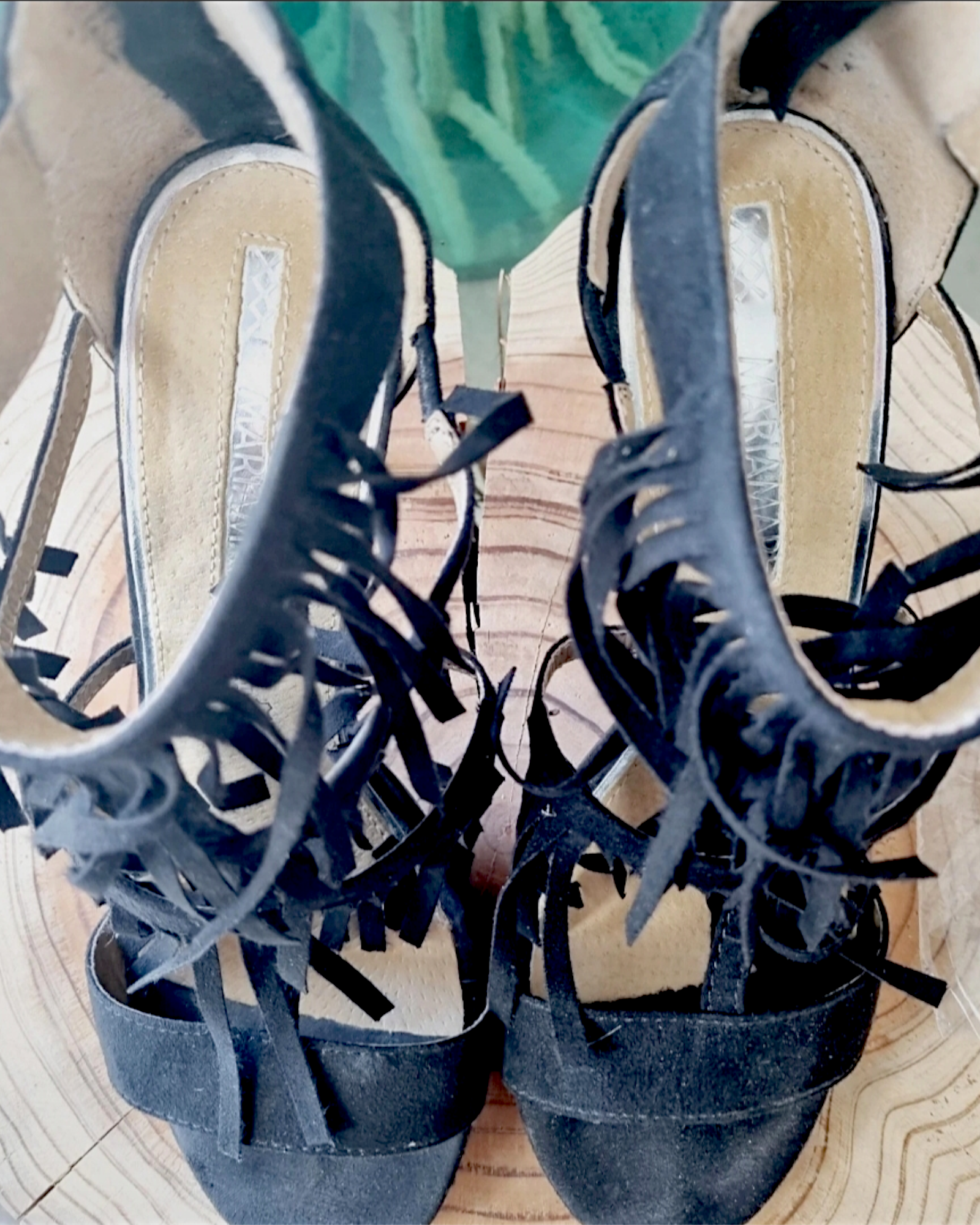 Sandales noires cuir à franges - 𝐌𝐚𝐫𝐢𝐧𝐚𝟒𝟒𝐟𝐚𝐦𝐢𝐥𝐲