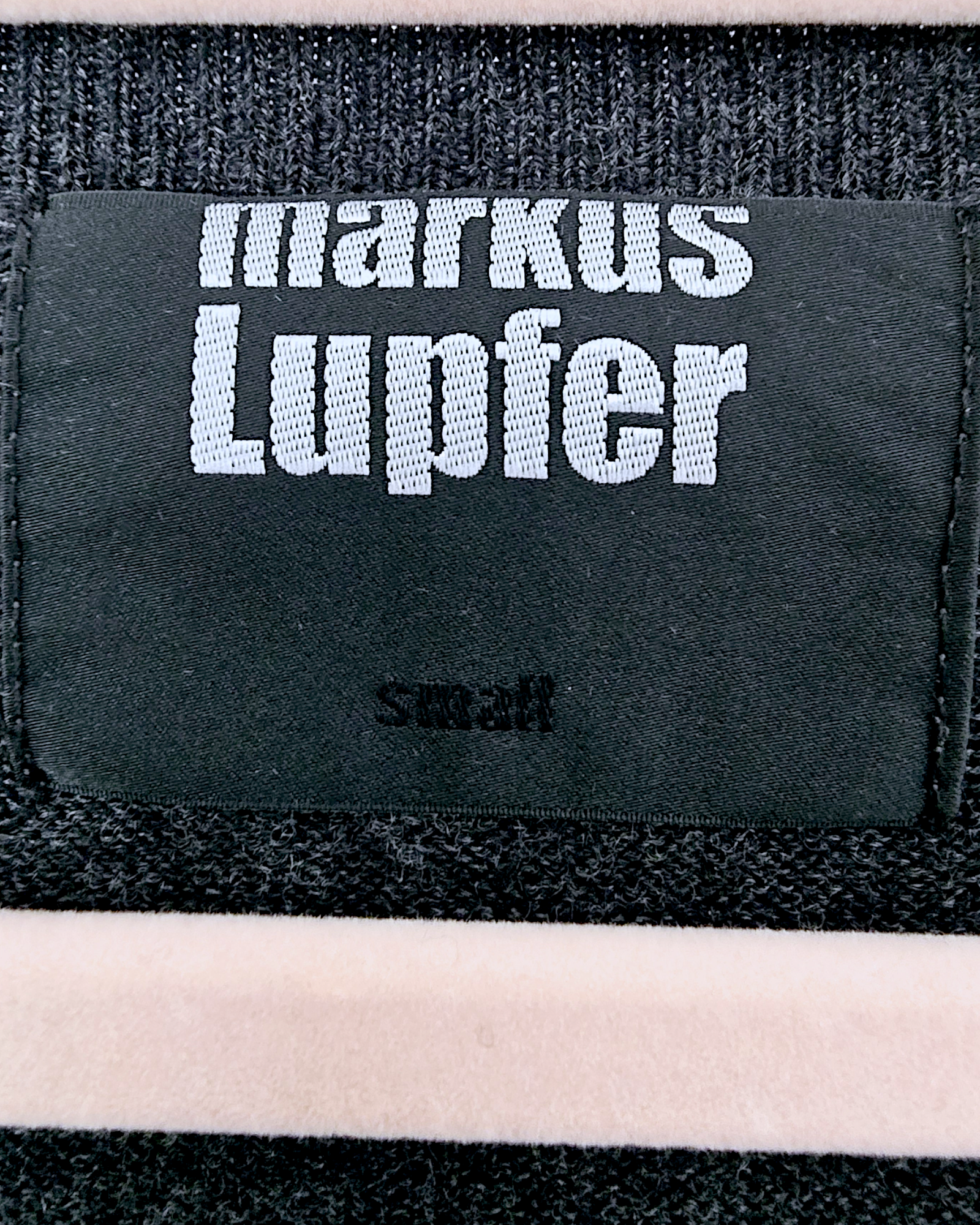 Pull cœur                                               MARKUS LUPFER - 𝐌𝐚𝐫𝐢𝐧𝐚𝟒𝟒𝐟𝐚𝐦𝐢𝐥𝐲