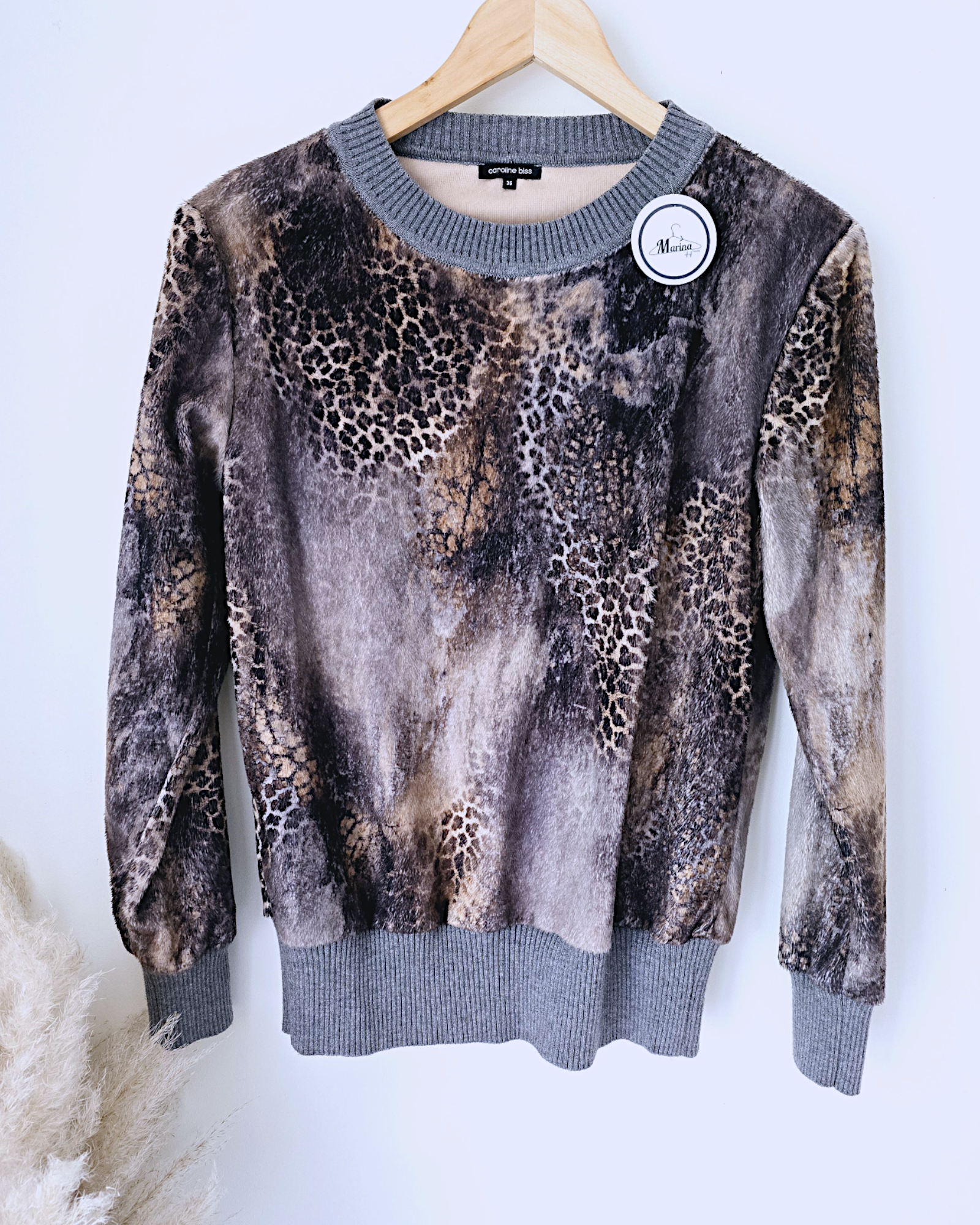 Sweat grrr                                            CAROLINE BISS - 𝐌𝐚𝐫𝐢𝐧𝐚𝟒𝟒𝐟𝐚𝐦𝐢𝐥𝐲