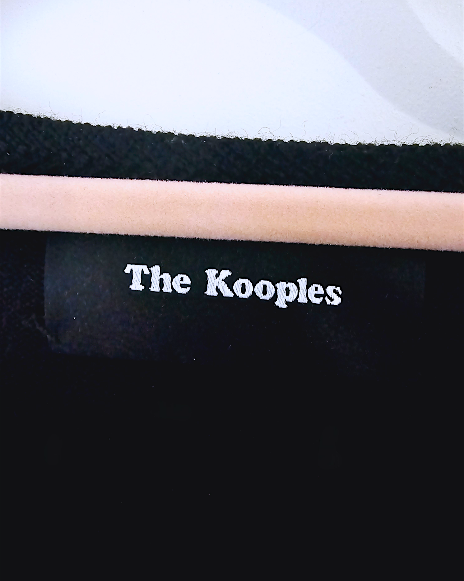 Pull noir skull                                       THE KOOPLES - 𝐌𝐚𝐫𝐢𝐧𝐚𝟒𝟒𝐟𝐚𝐦𝐢𝐥𝐲