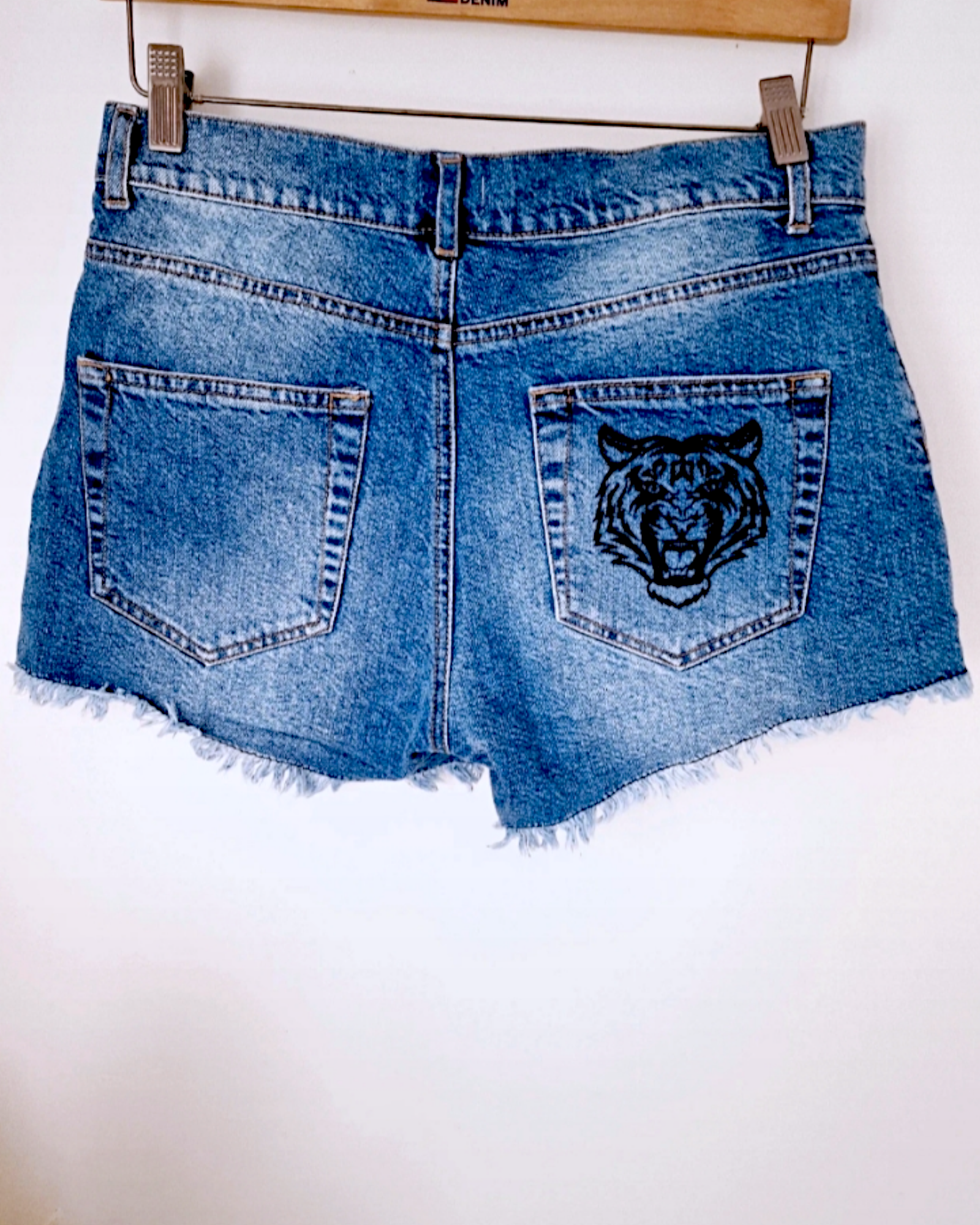 Short en denim bleu - 𝐌𝐚𝐫𝐢𝐧𝐚𝟒𝟒𝐟𝐚𝐦𝐢𝐥𝐲