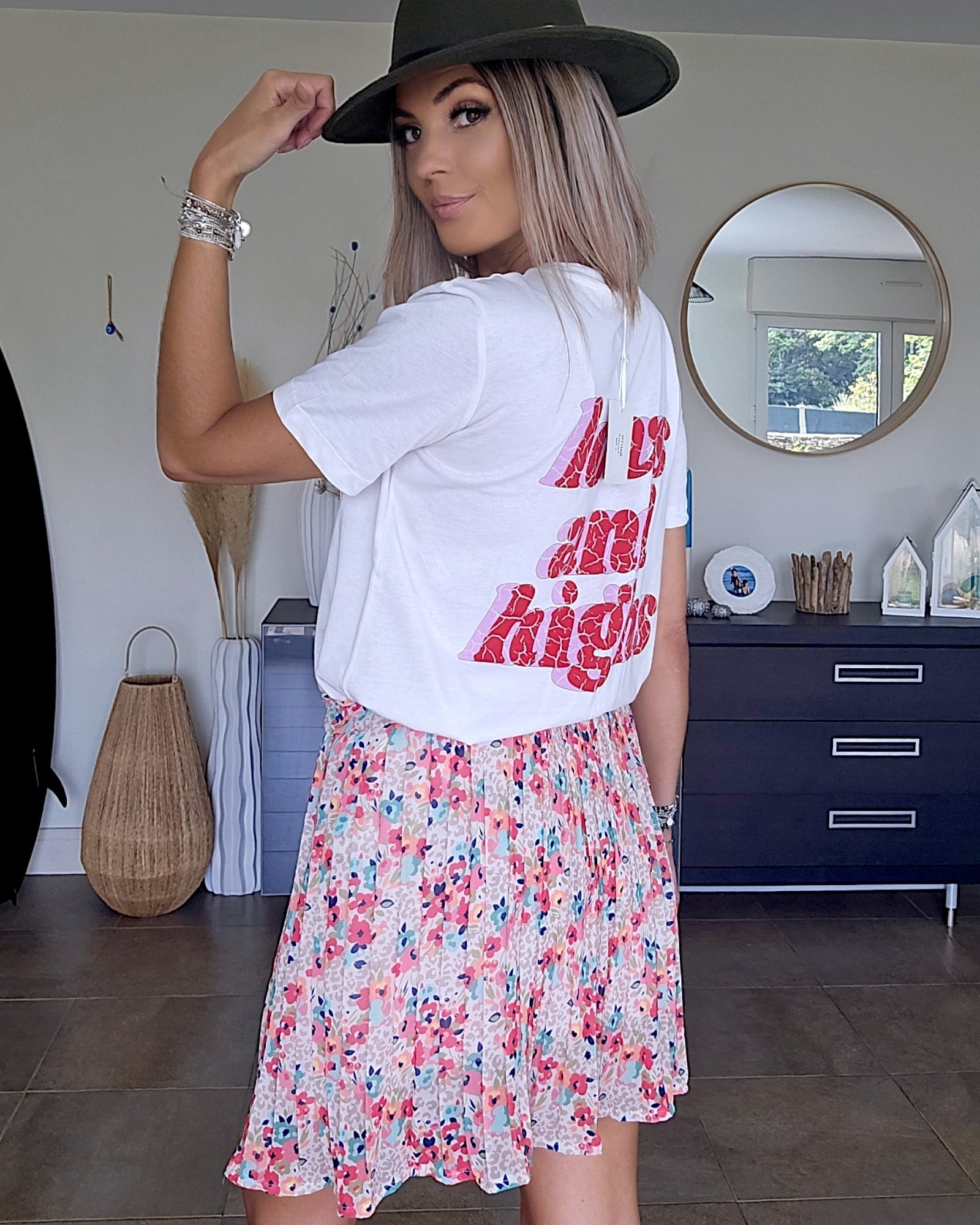 Tee-shirt blanc à tag - 𝐌𝐚𝐫𝐢𝐧𝐚𝟒𝟒𝐟𝐚𝐦𝐢𝐥𝐲