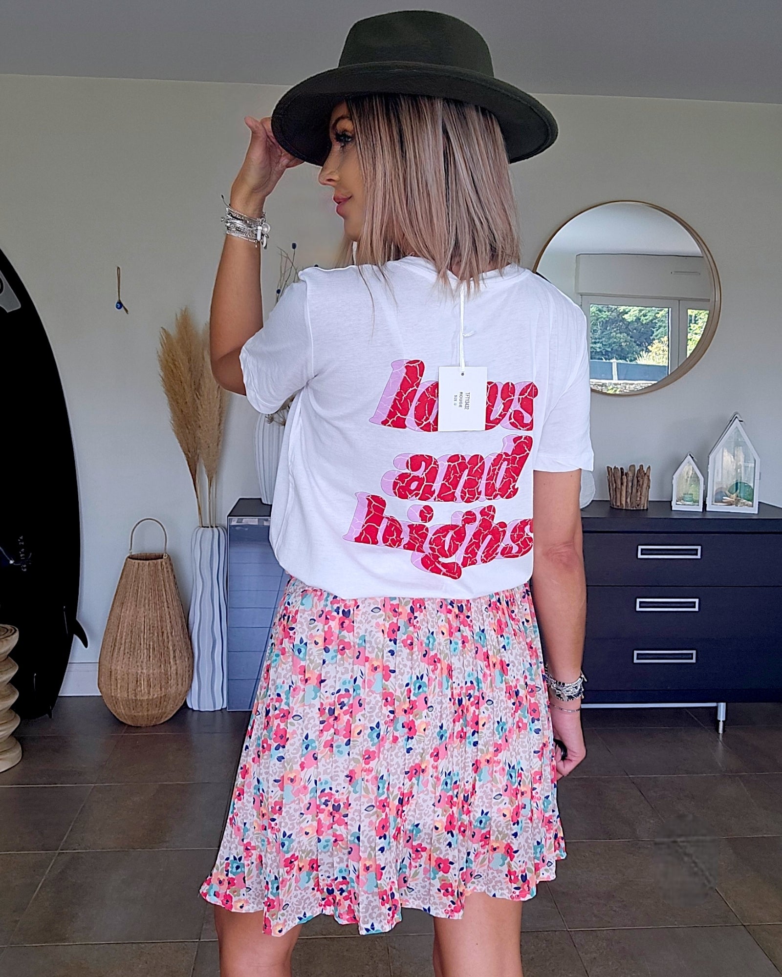 Tee-shirt blanc à tag - 𝐌𝐚𝐫𝐢𝐧𝐚𝟒𝟒𝐟𝐚𝐦𝐢𝐥𝐲