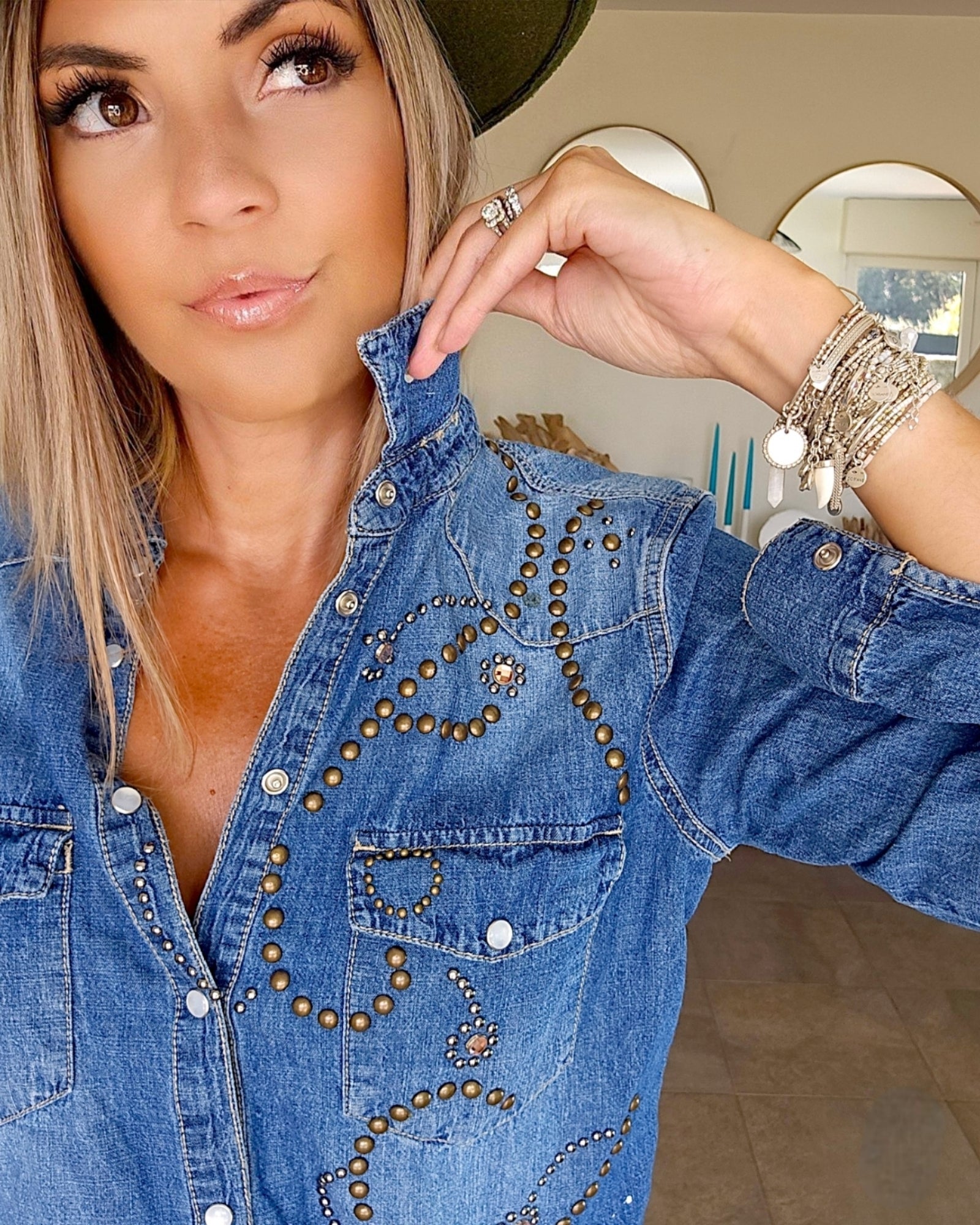 Chemise cloutées en denim - 𝐌𝐚𝐫𝐢𝐧𝐚𝟒𝟒𝐟𝐚𝐦𝐢𝐥𝐲