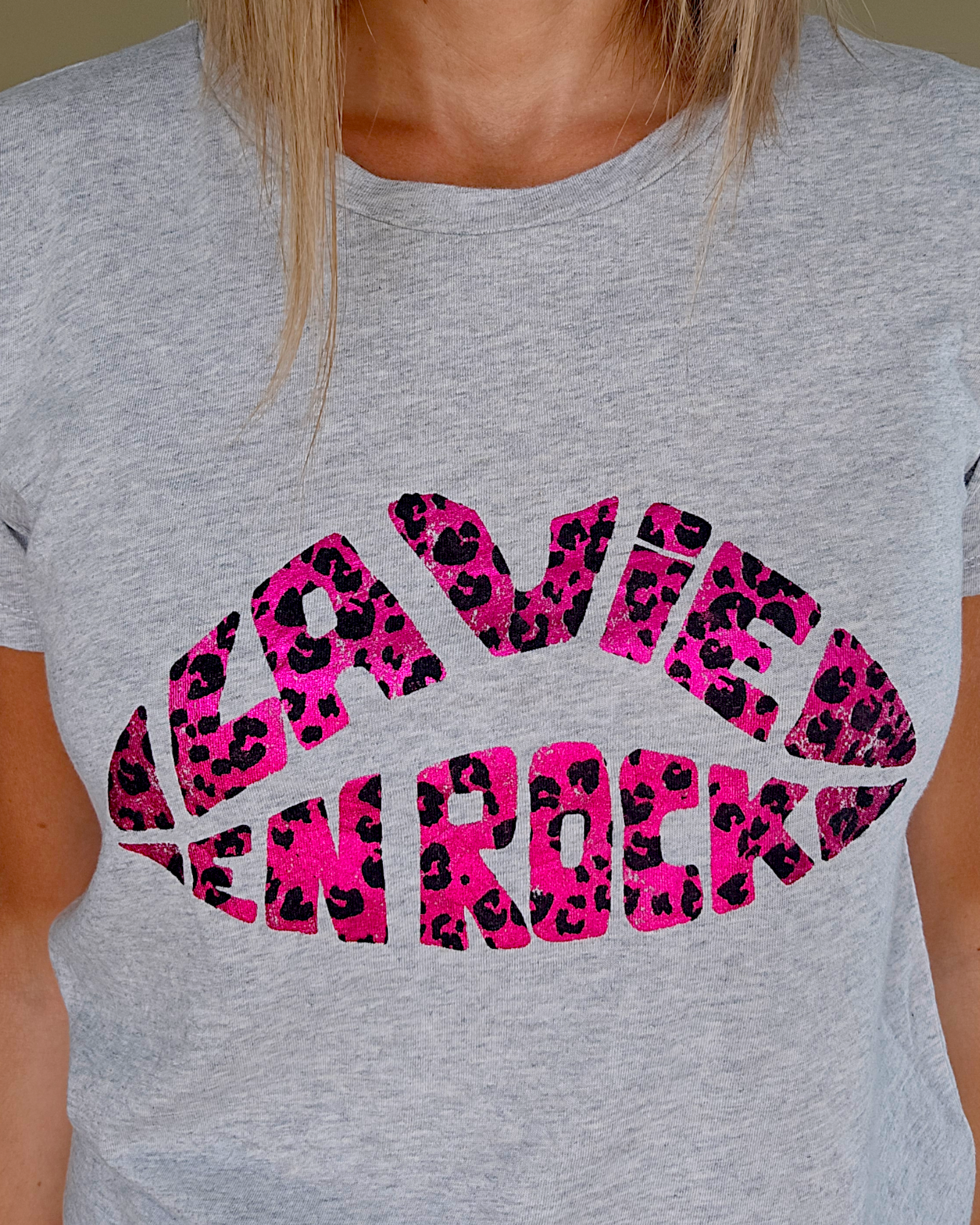 Tee-shirt gris à tag - 𝐌𝐚𝐫𝐢𝐧𝐚𝟒𝟒𝐟𝐚𝐦𝐢𝐥𝐲