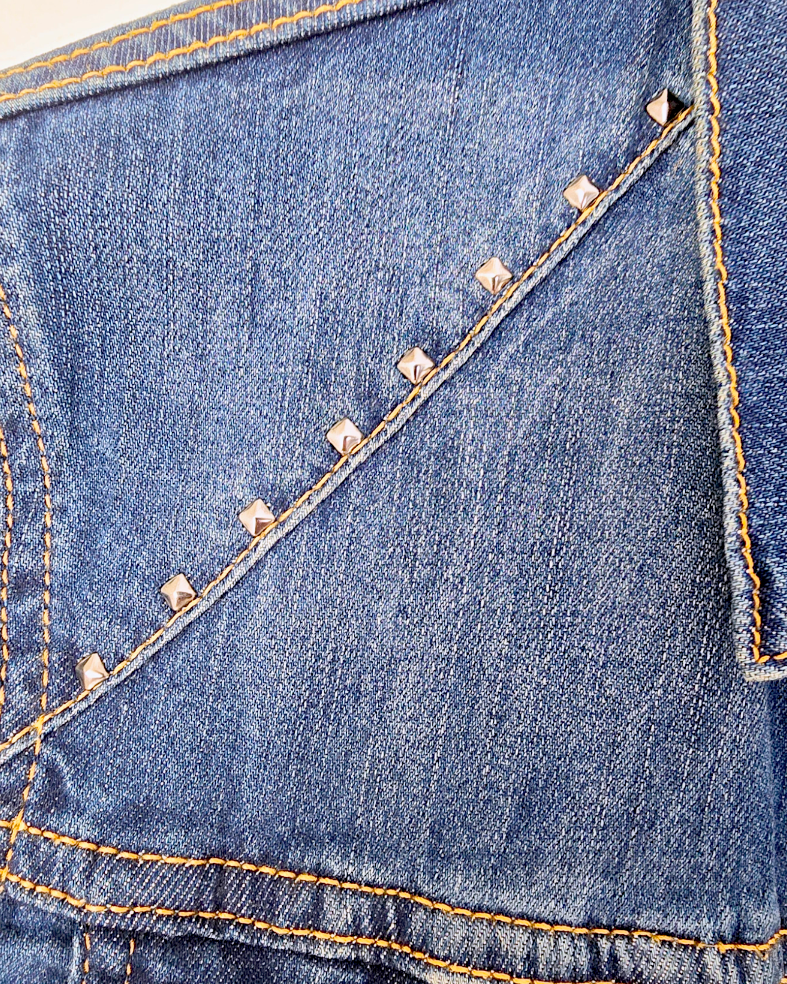 Veste cloutés en denim - 𝐌𝐚𝐫𝐢𝐧𝐚𝟒𝟒𝐟𝐚𝐦𝐢𝐥𝐲