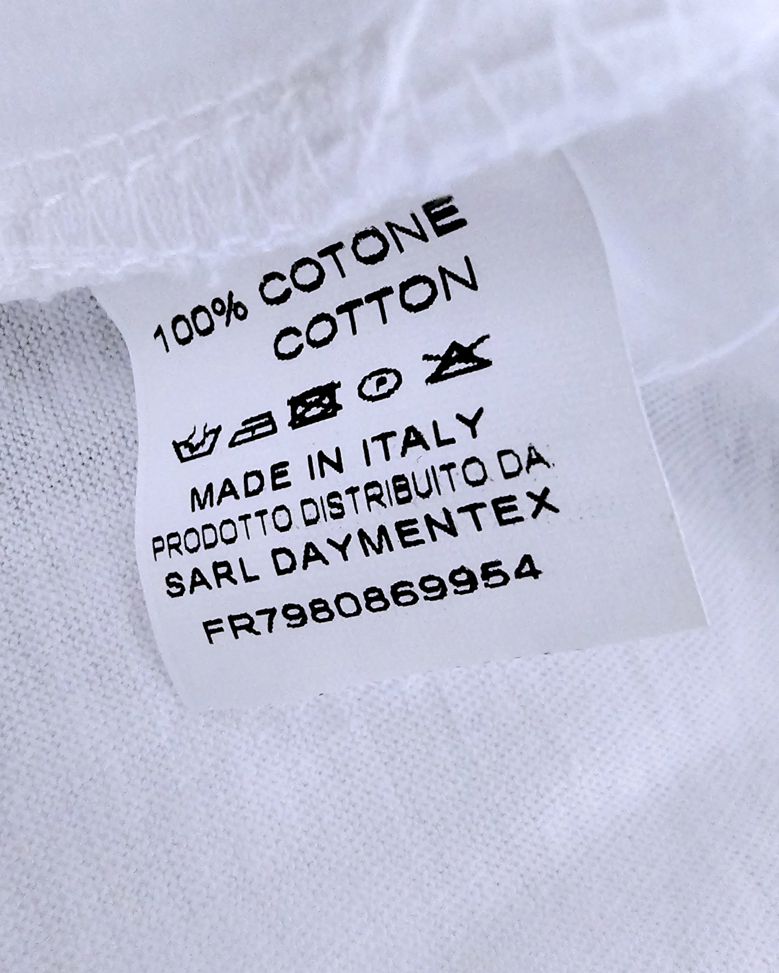 Tee-shirt blanc à tag - 𝐌𝐚𝐫𝐢𝐧𝐚𝟒𝟒𝐟𝐚𝐦𝐢𝐥𝐲