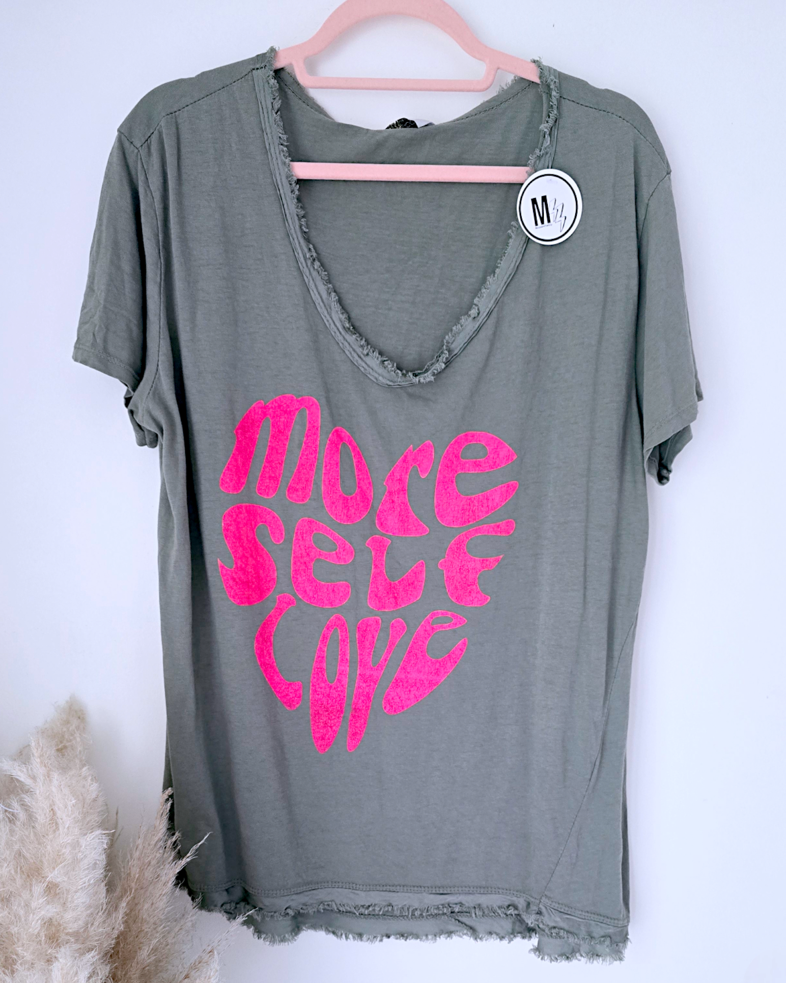 Tee-shirt à tag kaki - 𝐌𝐚𝐫𝐢𝐧𝐚𝟒𝟒𝐟𝐚𝐦𝐢𝐥𝐲