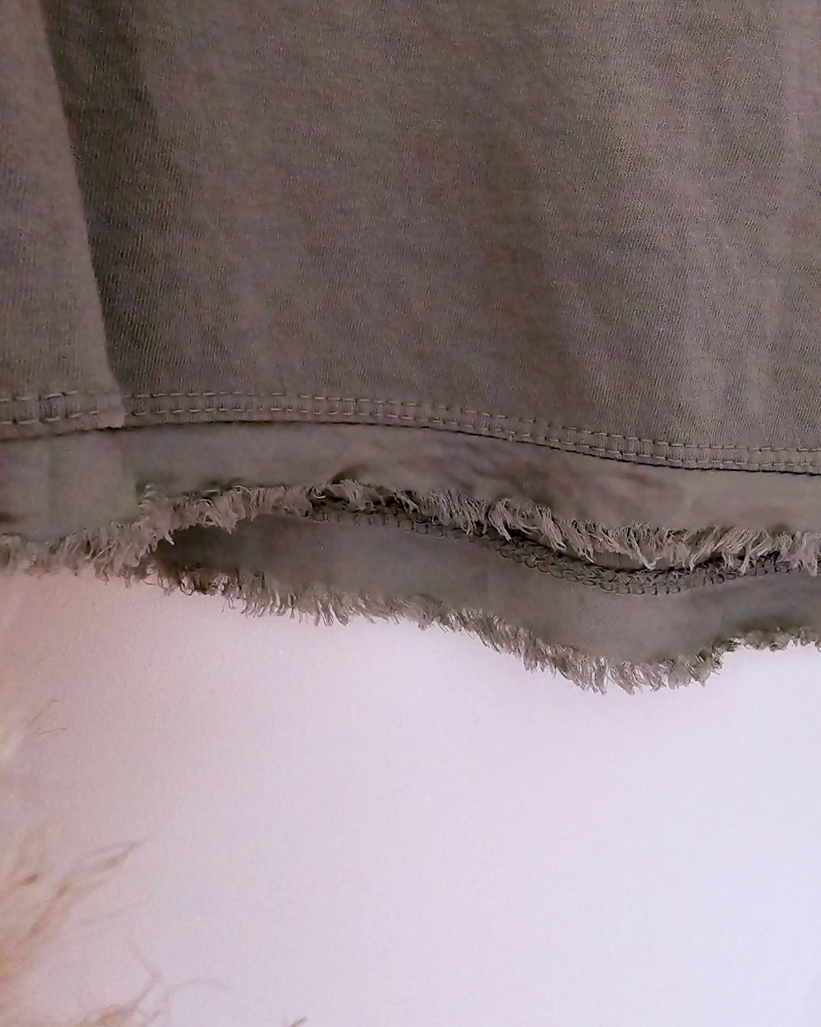 Tee-shirt à tag kaki - 𝐌𝐚𝐫𝐢𝐧𝐚𝟒𝟒𝐟𝐚𝐦𝐢𝐥𝐲