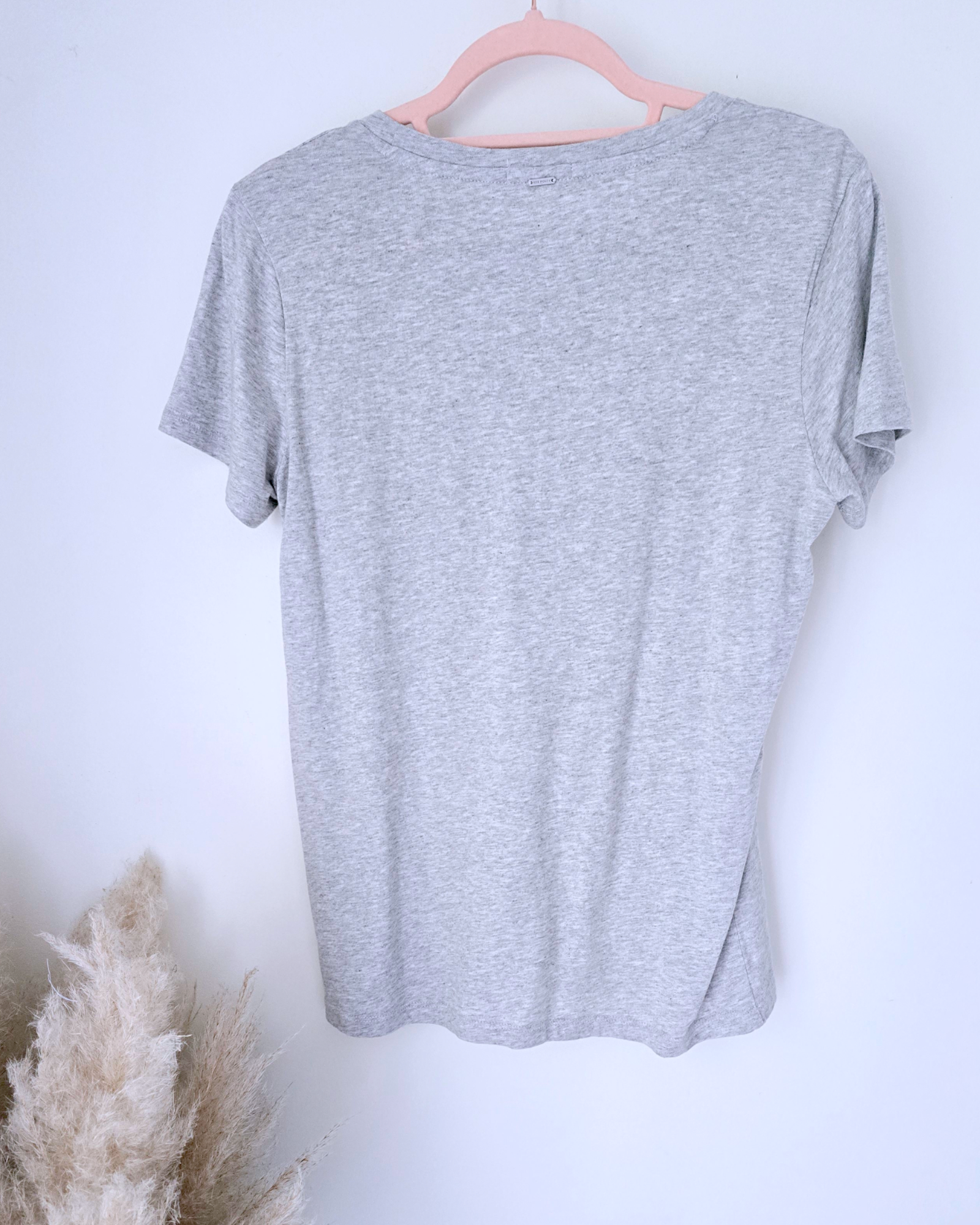 Tee-shirt gris à tag - 𝐌𝐚𝐫𝐢𝐧𝐚𝟒𝟒𝐟𝐚𝐦𝐢𝐥𝐲