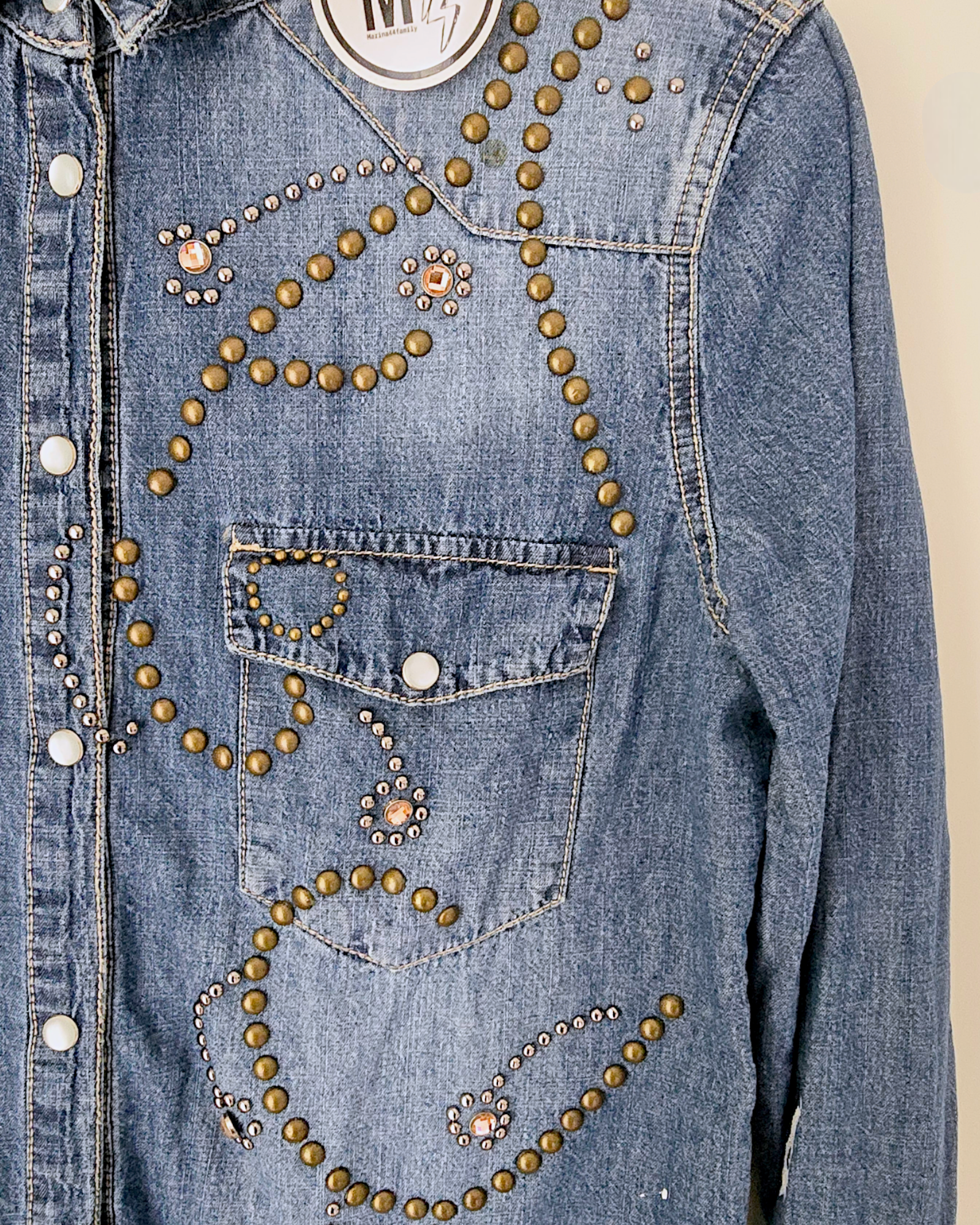 Chemise cloutées en denim - 𝐌𝐚𝐫𝐢𝐧𝐚𝟒𝟒𝐟𝐚𝐦𝐢𝐥𝐲