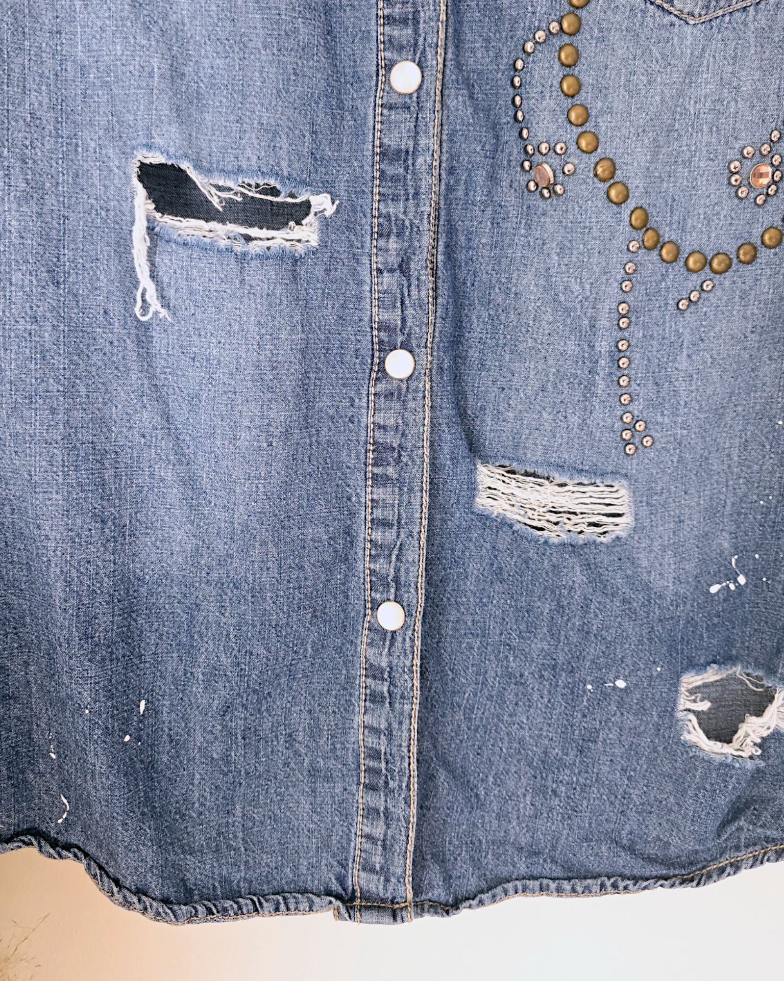 Chemise cloutées en denim - 𝐌𝐚𝐫𝐢𝐧𝐚𝟒𝟒𝐟𝐚𝐦𝐢𝐥𝐲