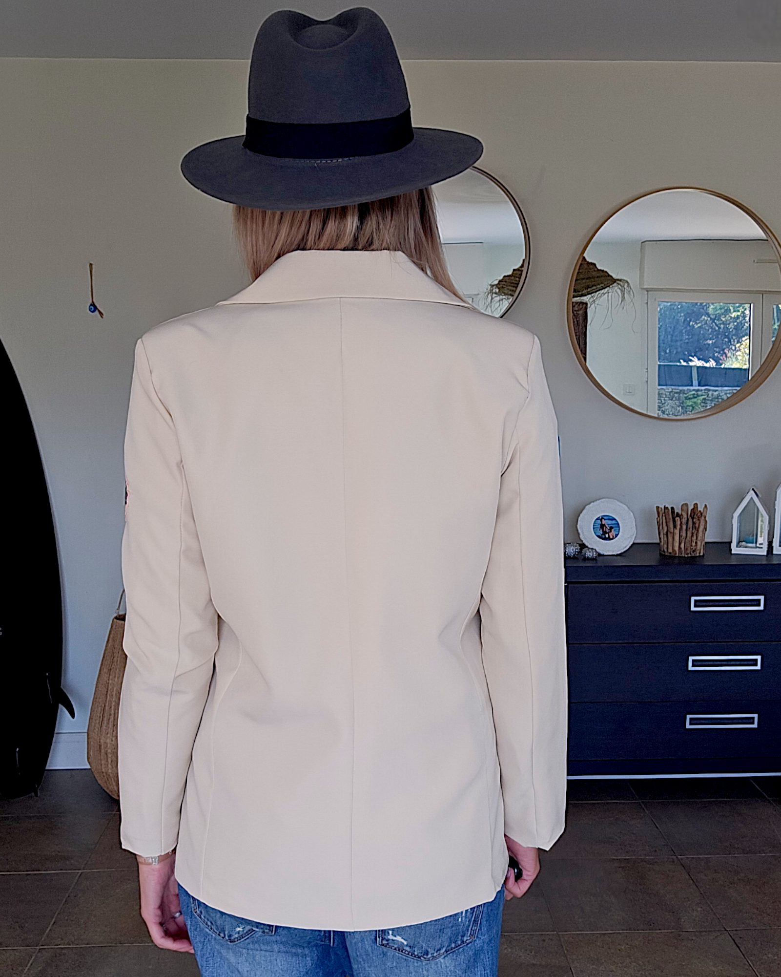 Veste beige à écussons