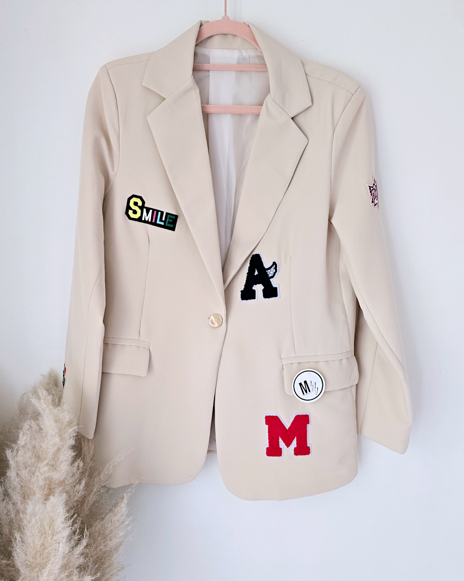 Veste beige à écussons