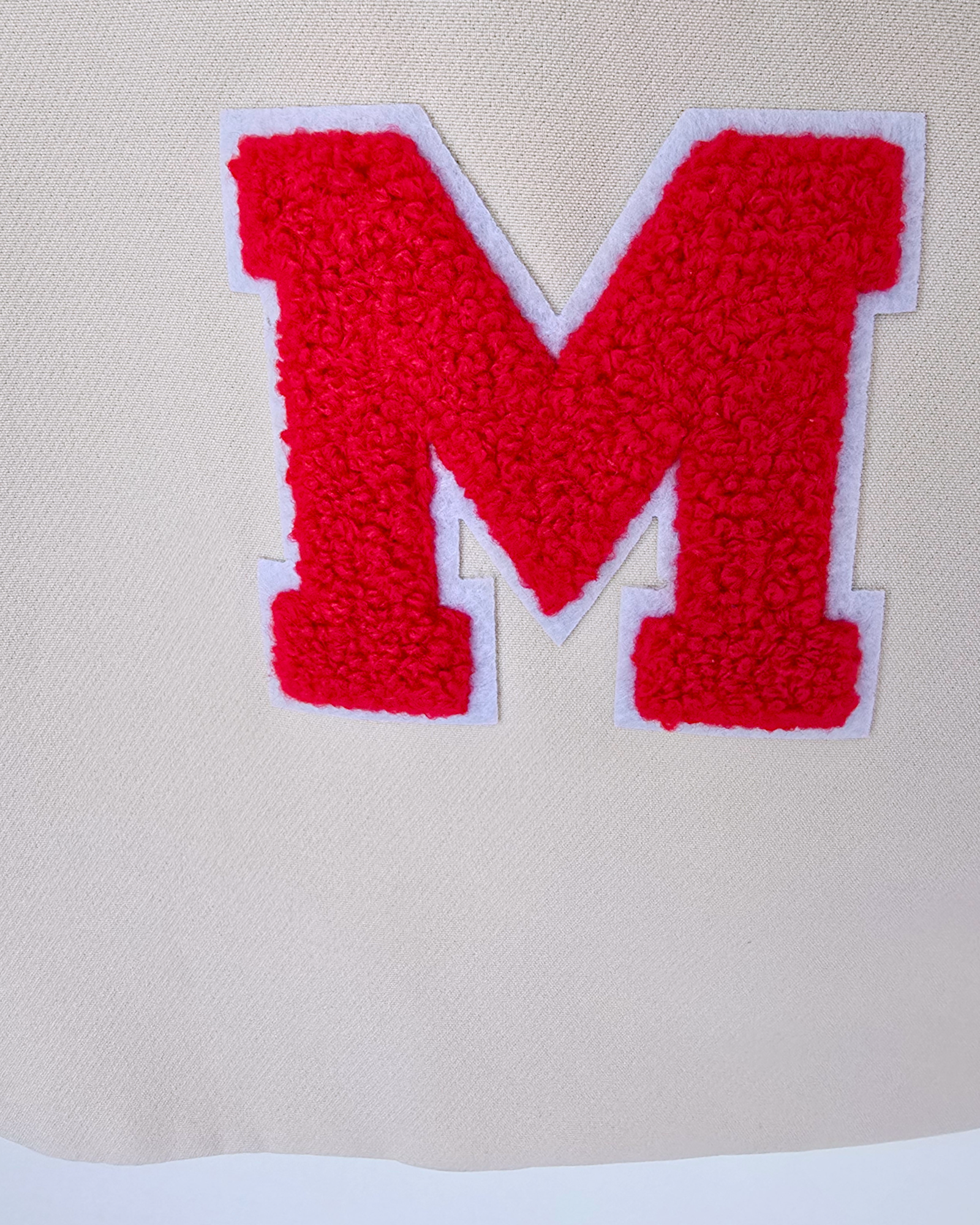 Veste beige à écussons