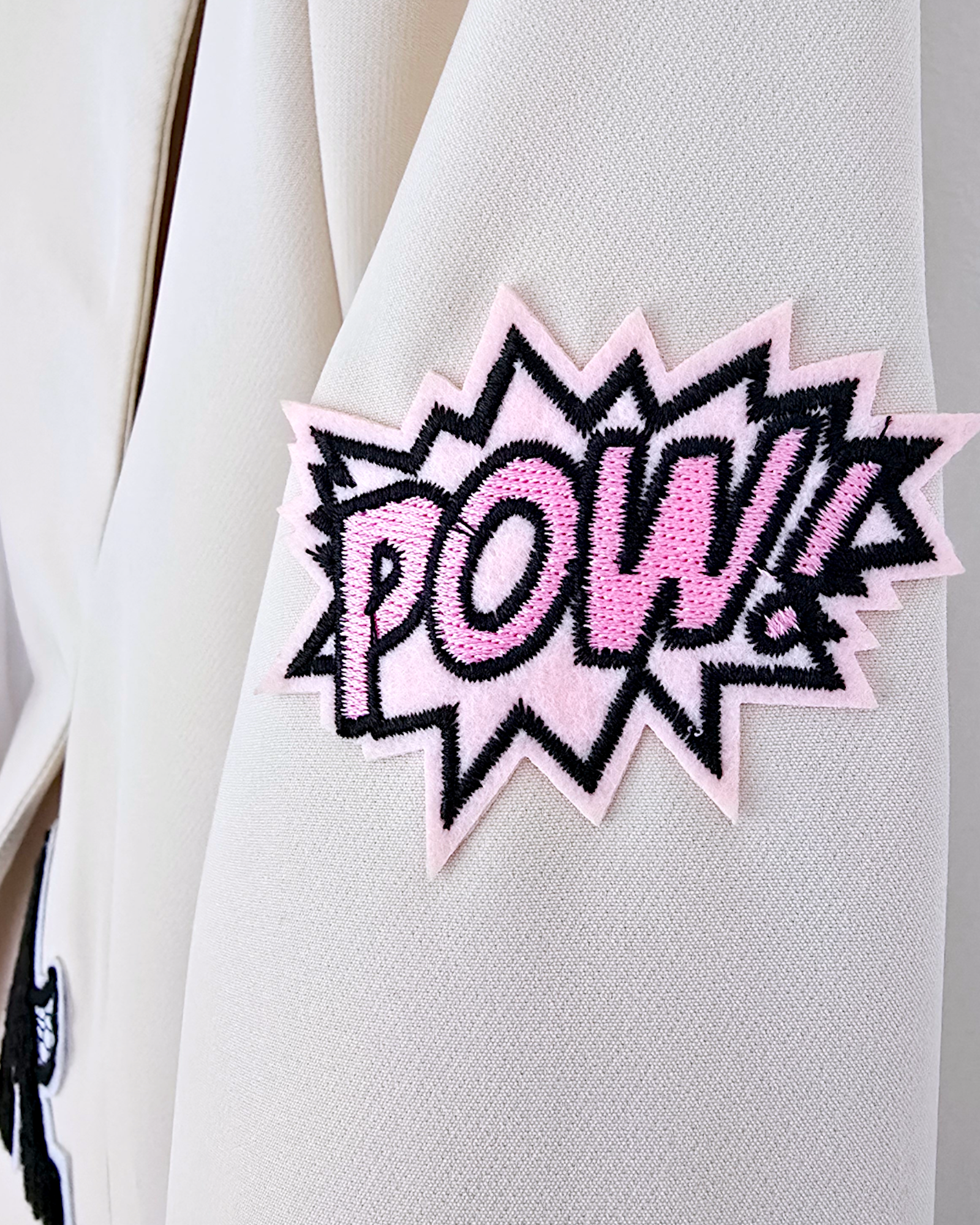 Veste beige à écussons