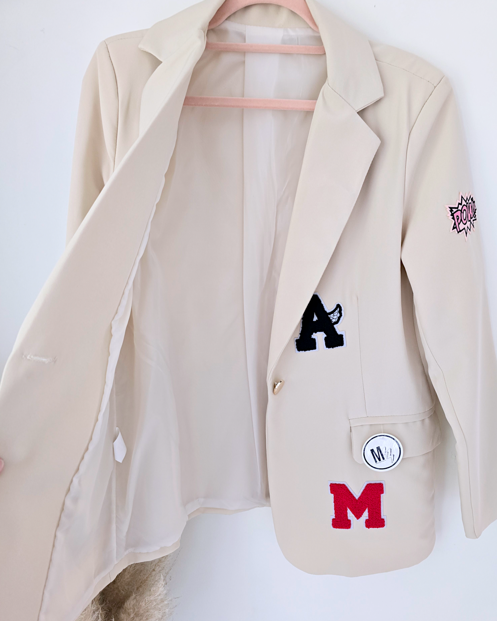 Veste beige à écussons