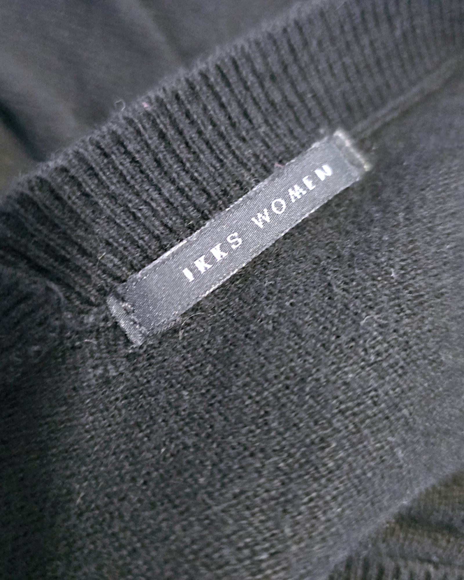 Pull noir à éclair