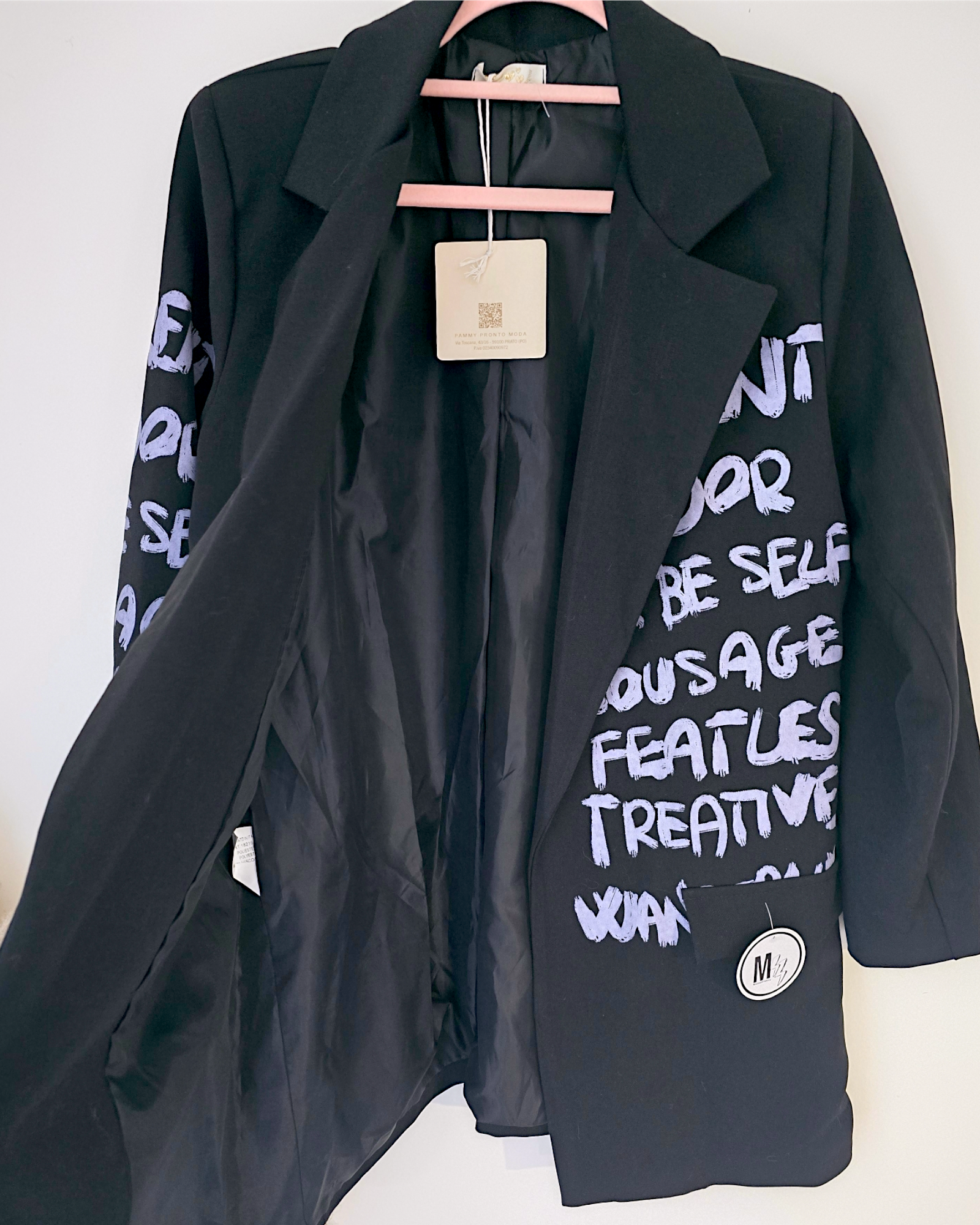 Veste noire à tags parmes