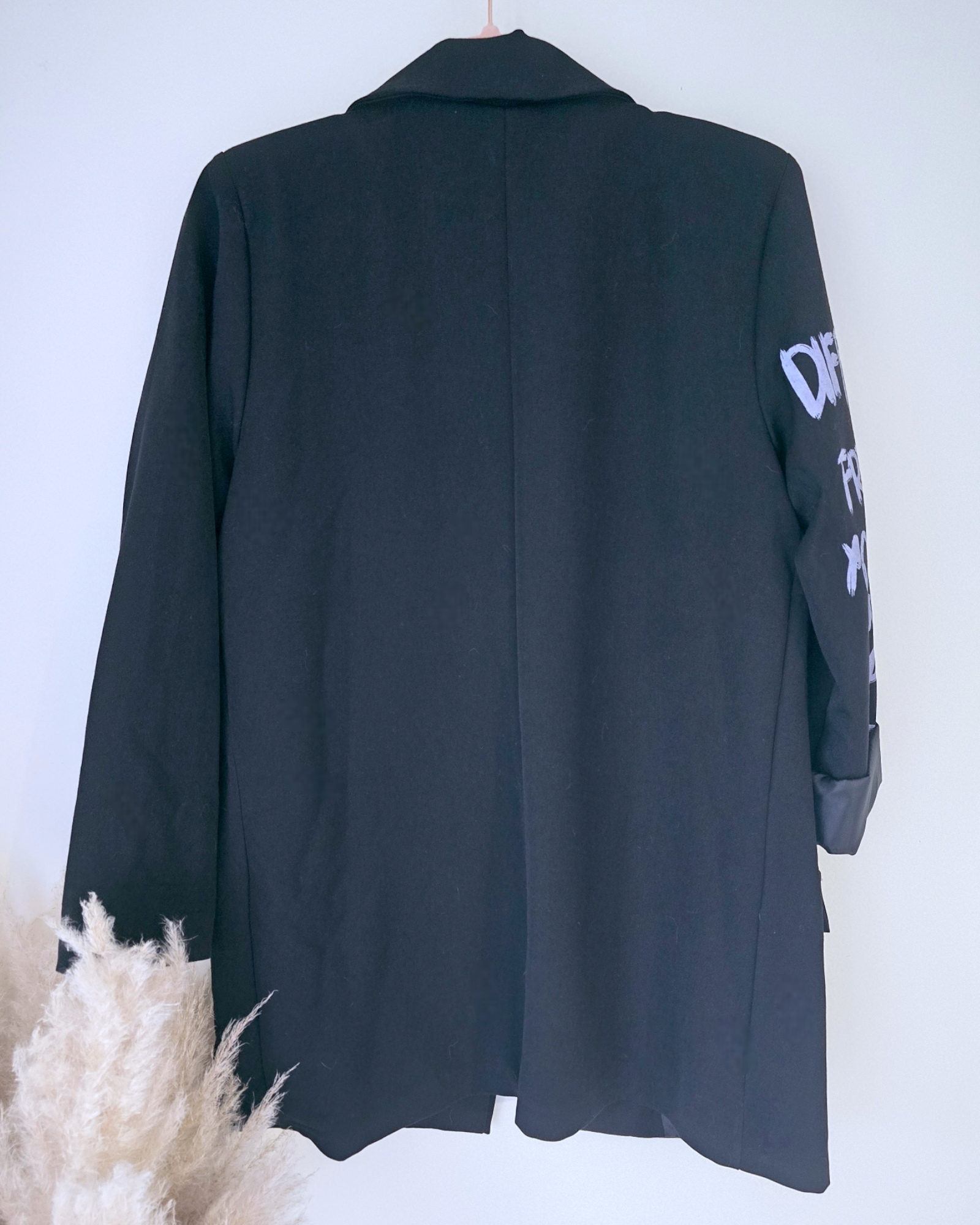 Veste noire à tags parmes