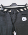 Pantalon slim noir huilé