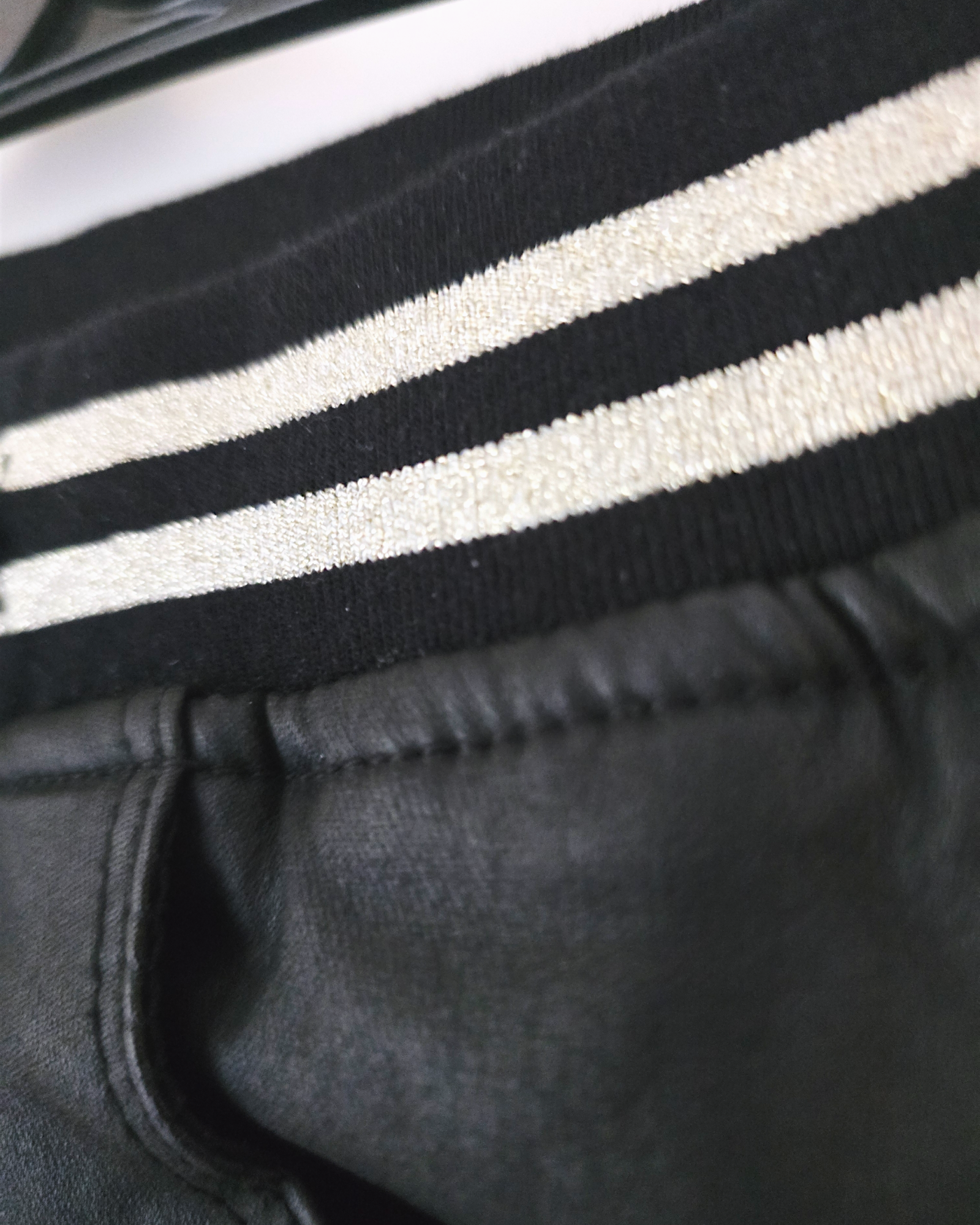 Pantalon slim noir huilé