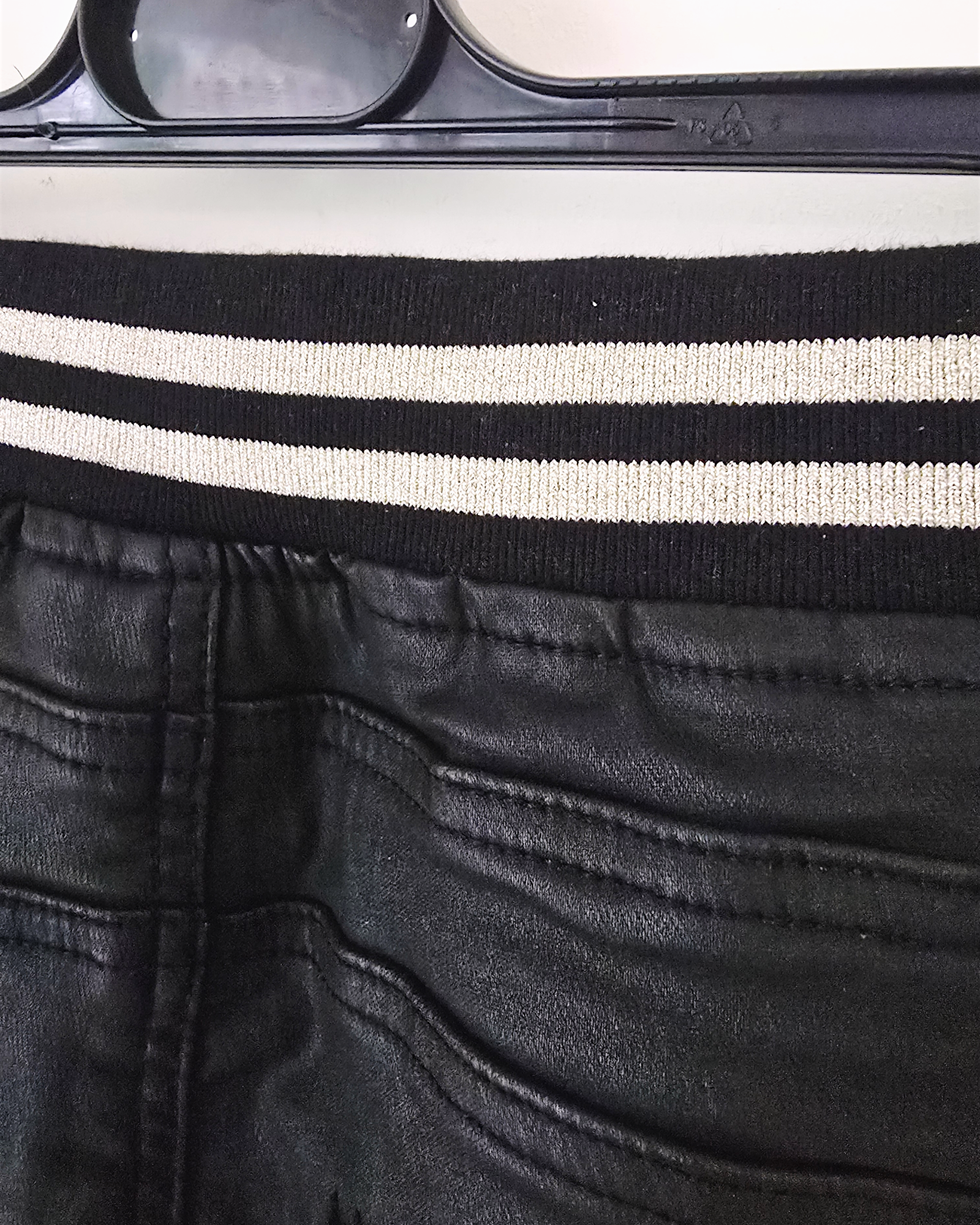 Pantalon slim noir huilé