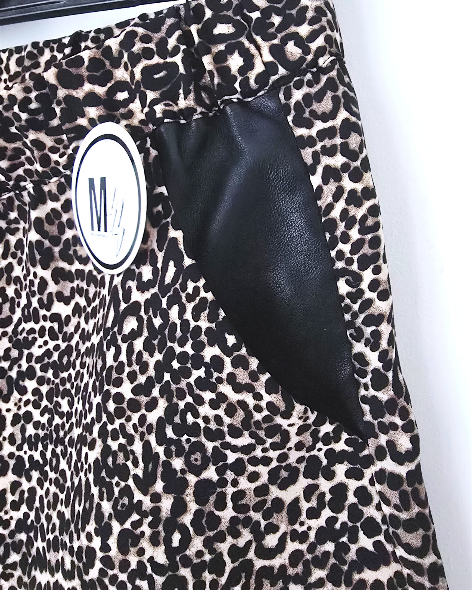 Short léo poches en cuir noir - 𝐌𝐚𝐫𝐢𝐧𝐚𝟒𝟒𝐟𝐚𝐦𝐢𝐥𝐲