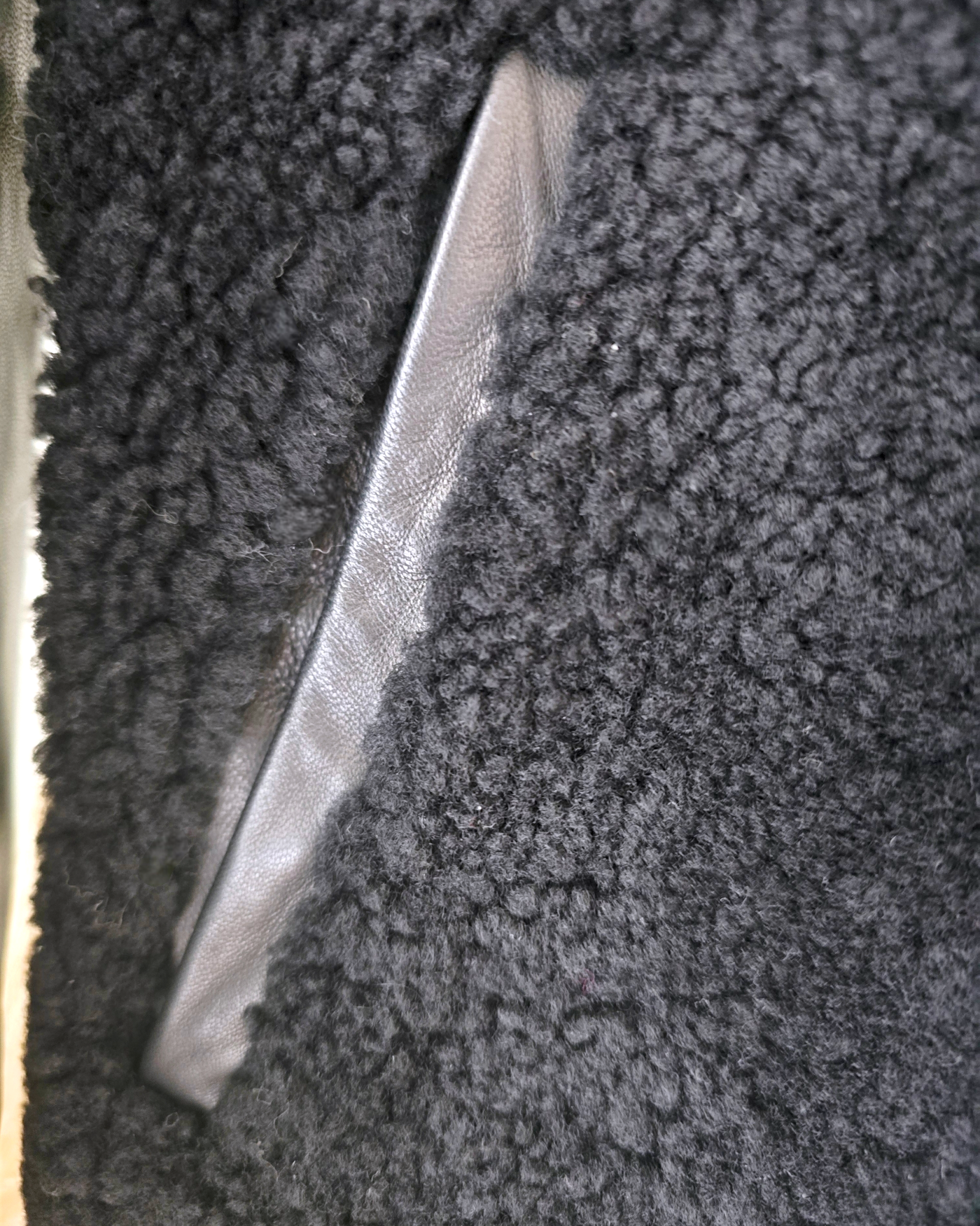 Manteau teddy noir manches cuir et peau retournée