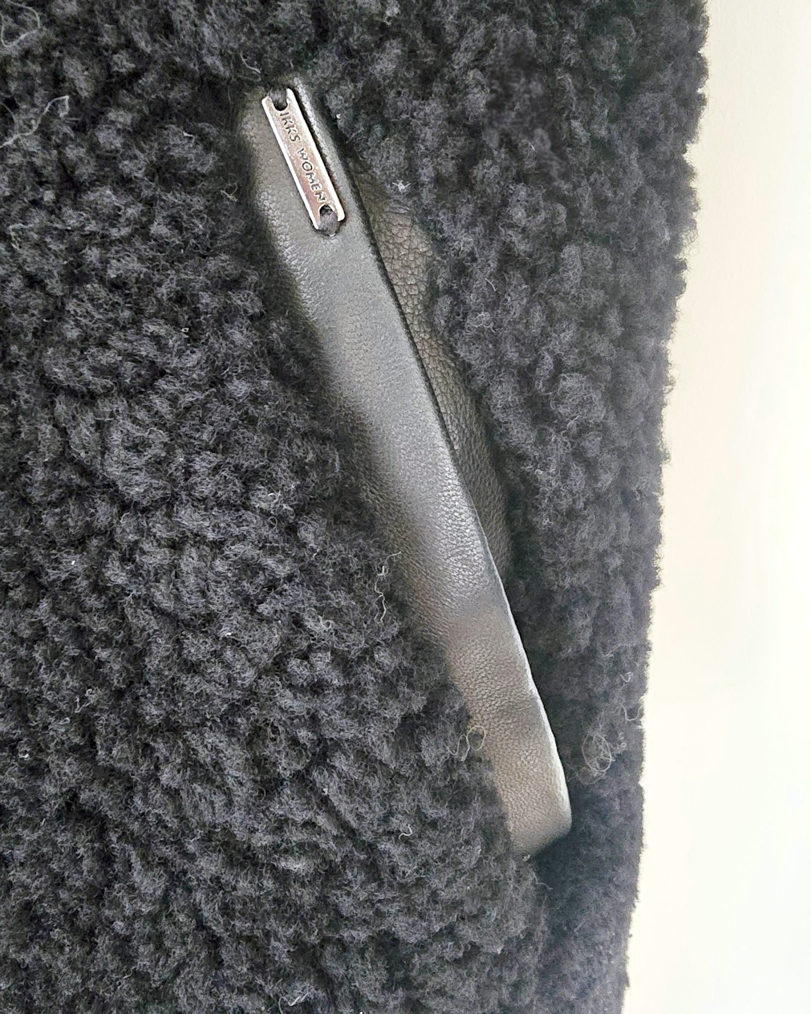 Manteau teddy noir manches cuir et peau retournée