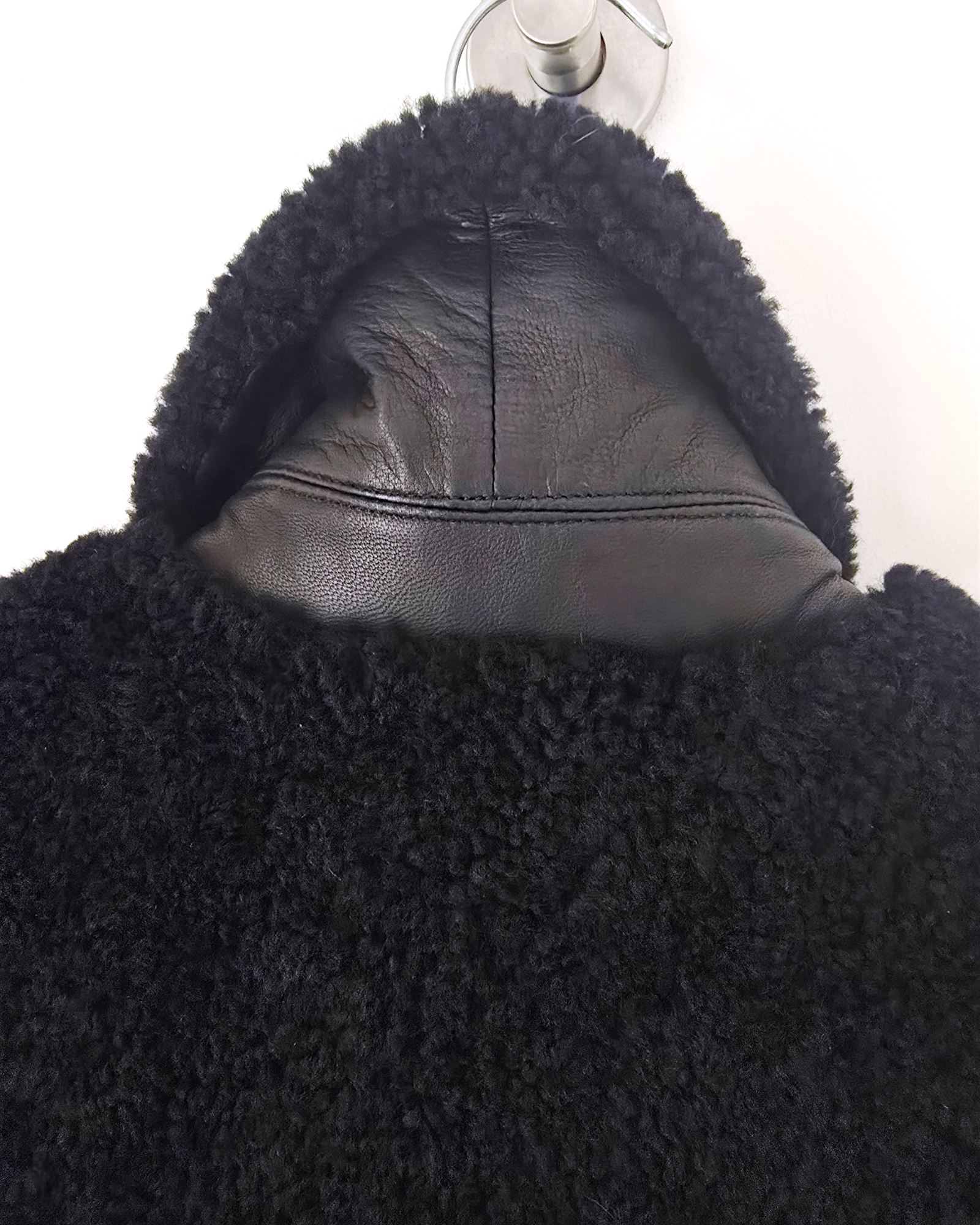 Manteau teddy noir manches cuir et peau retournée