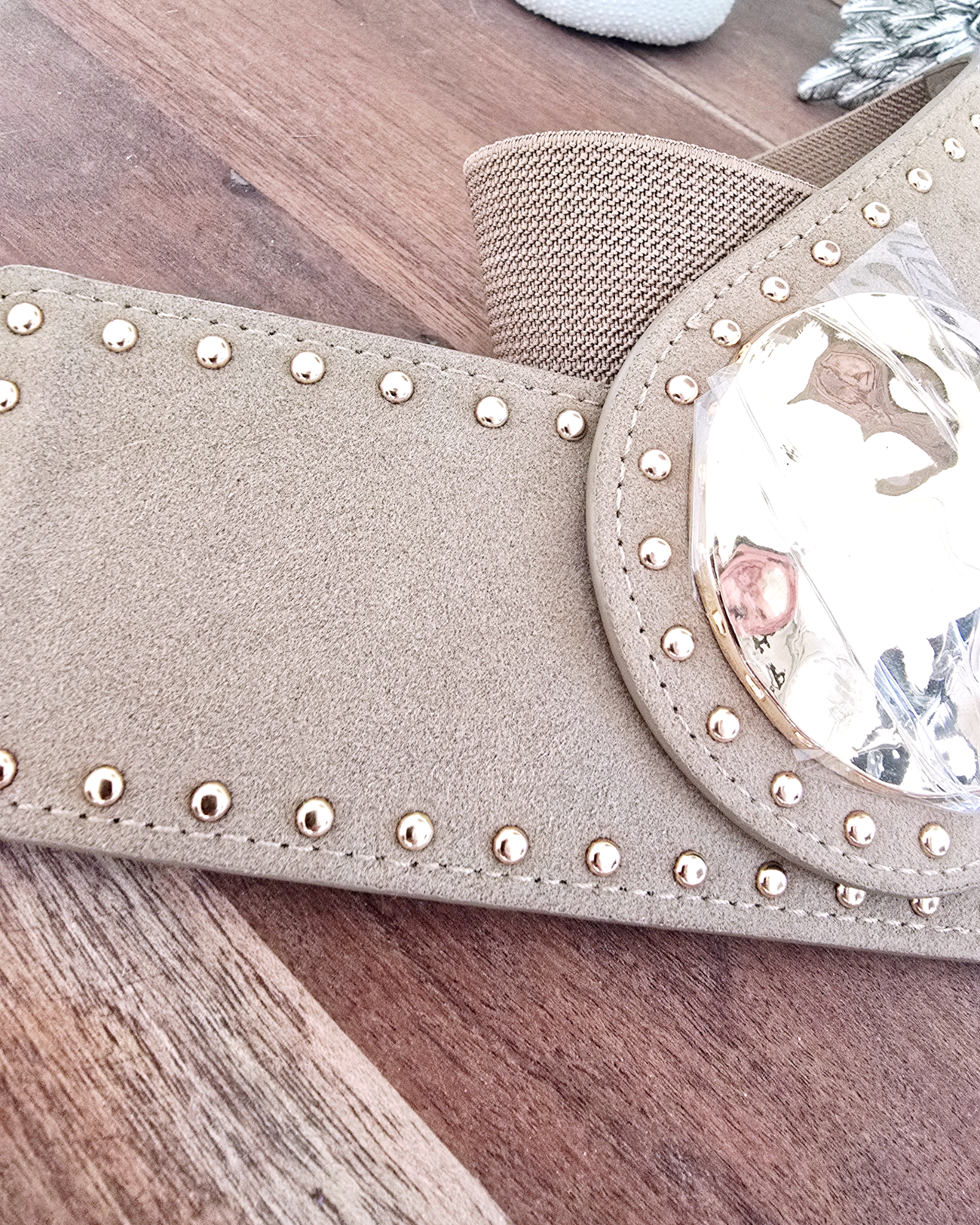 Ceinture élastique beige à boucle dorée