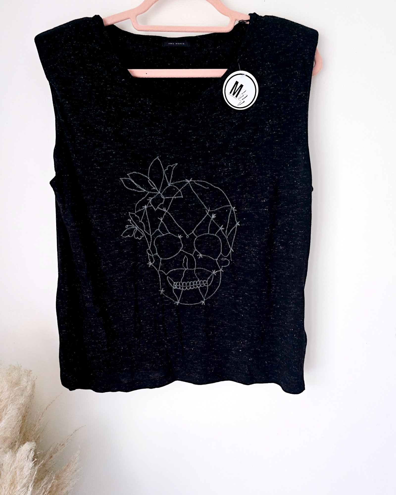 T-shirt noir avec fils métallisés dorés