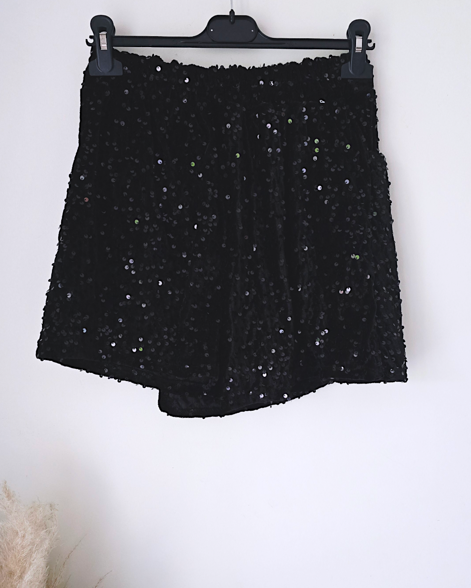 Jupe-short velours et sequins noirs. - 𝐌𝐚𝐫𝐢𝐧𝐚𝟒𝟒𝐟𝐚𝐦𝐢𝐥𝐲