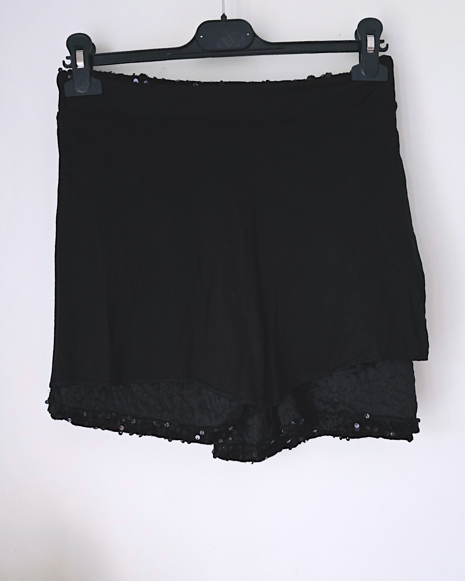 Jupe-short velours et sequins noirs. - 𝐌𝐚𝐫𝐢𝐧𝐚𝟒𝟒𝐟𝐚𝐦𝐢𝐥𝐲