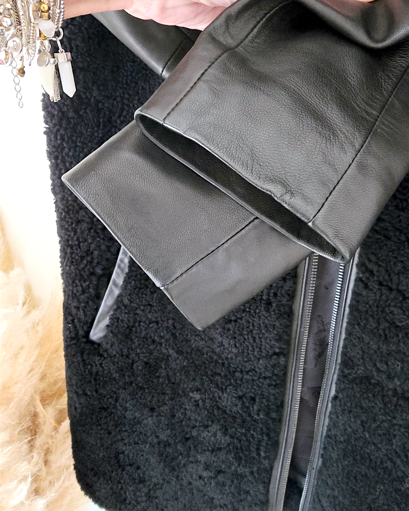 Manteau teddy noir manches cuir et peau retournée