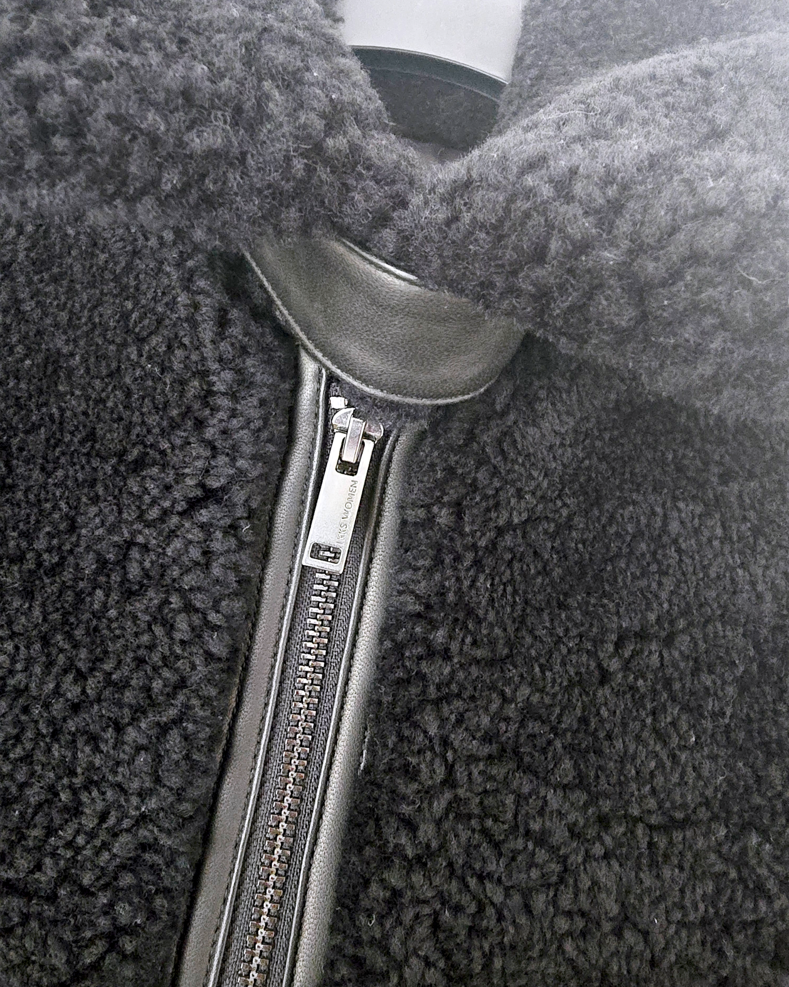 Manteau teddy noir manches cuir et peau retournée