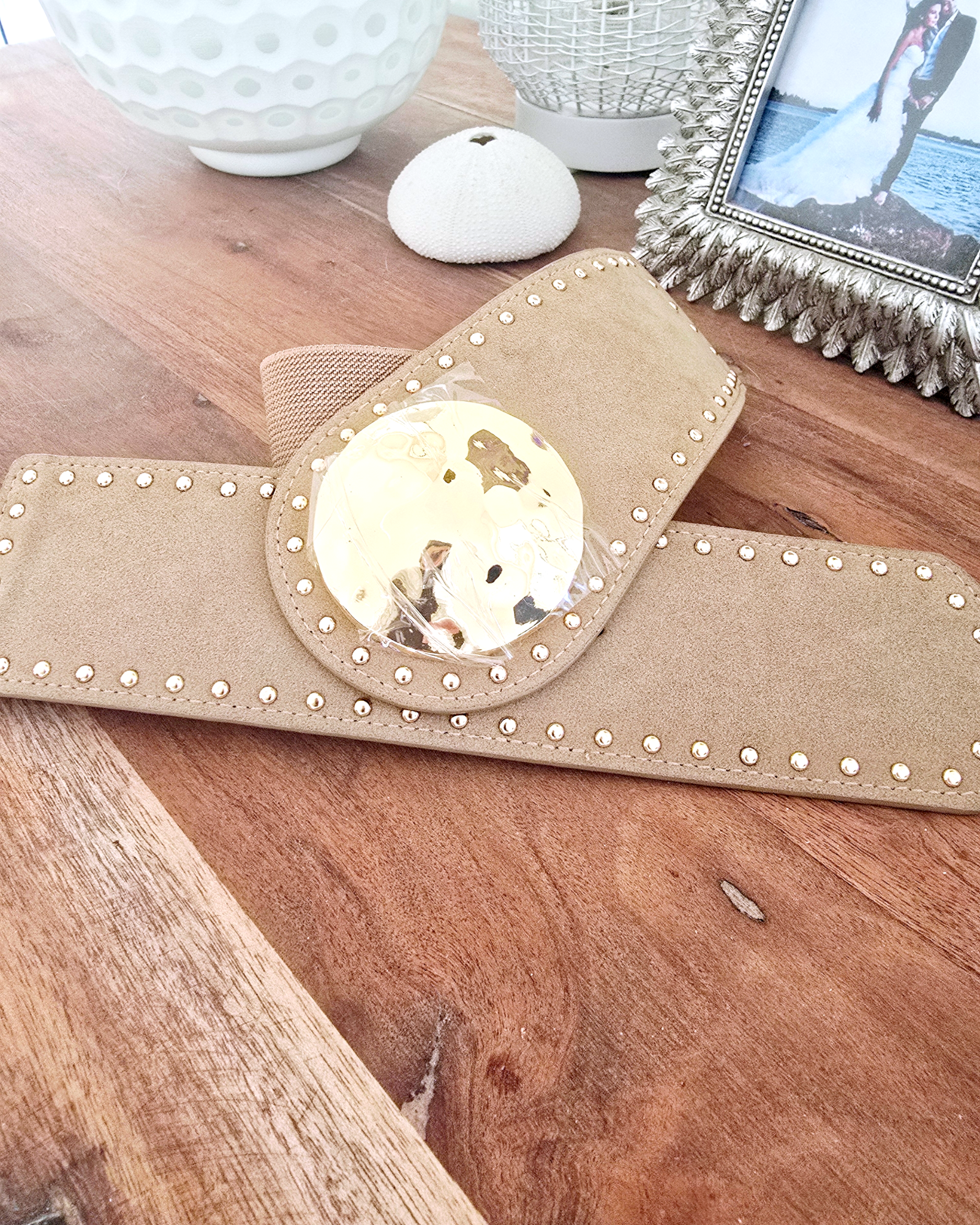 Ceinture élastique beige à boucle dorée