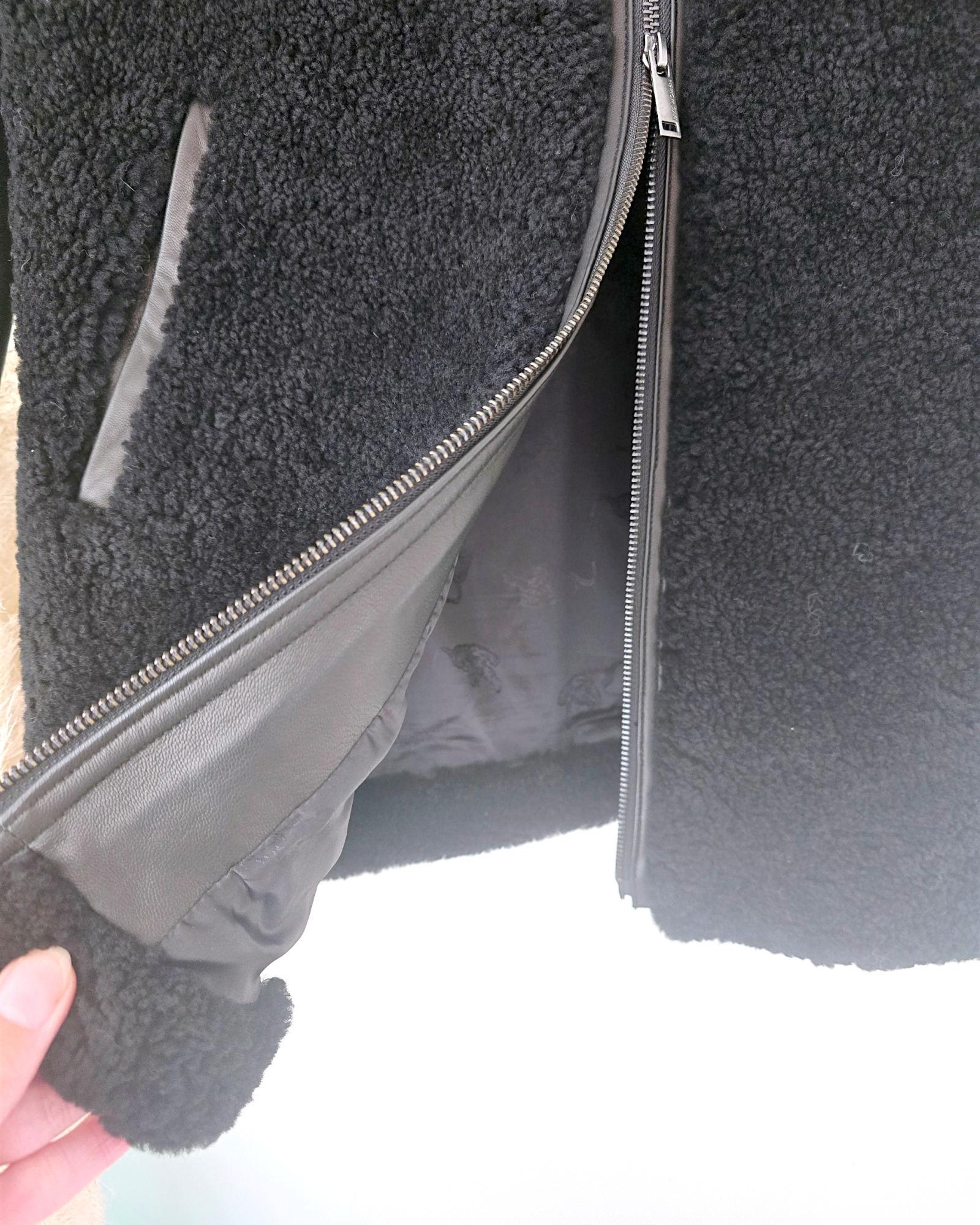 Manteau teddy noir manches cuir et peau retournée