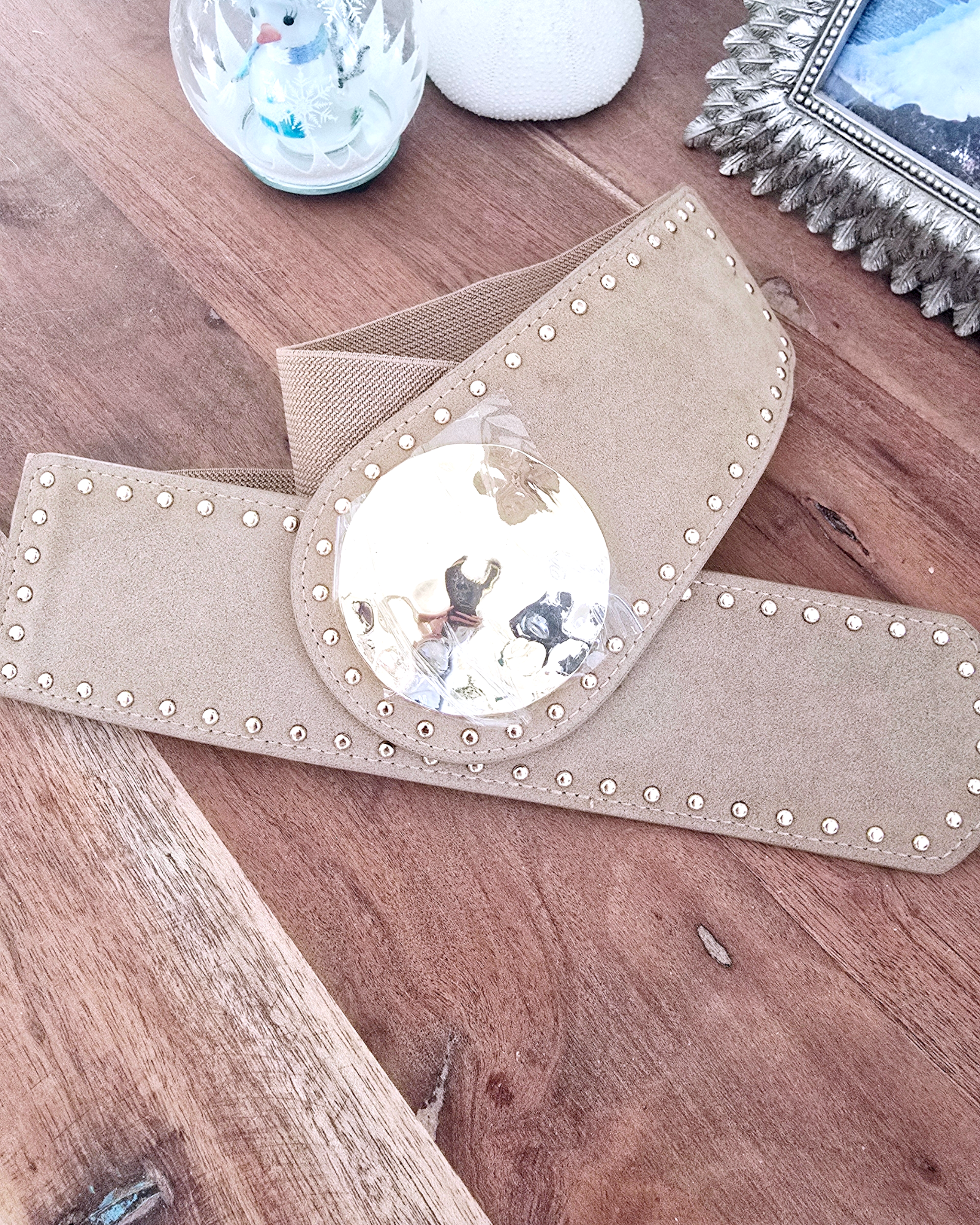 Ceinture élastique beige à boucle dorée