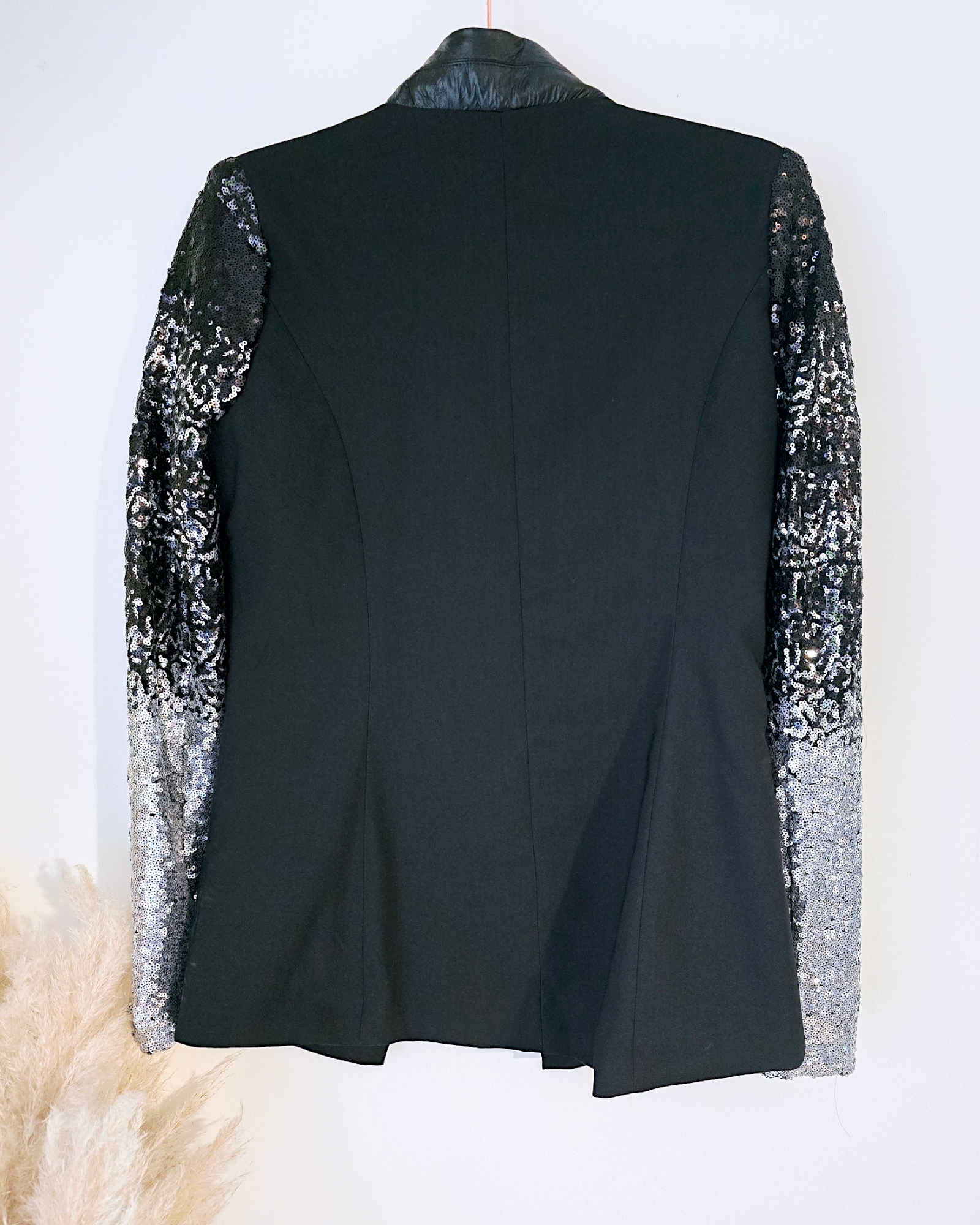 Veste cintrée avec manches en sequins - 𝐌𝐚𝐫𝐢𝐧𝐚𝟒𝟒𝐟𝐚𝐦𝐢𝐥𝐲